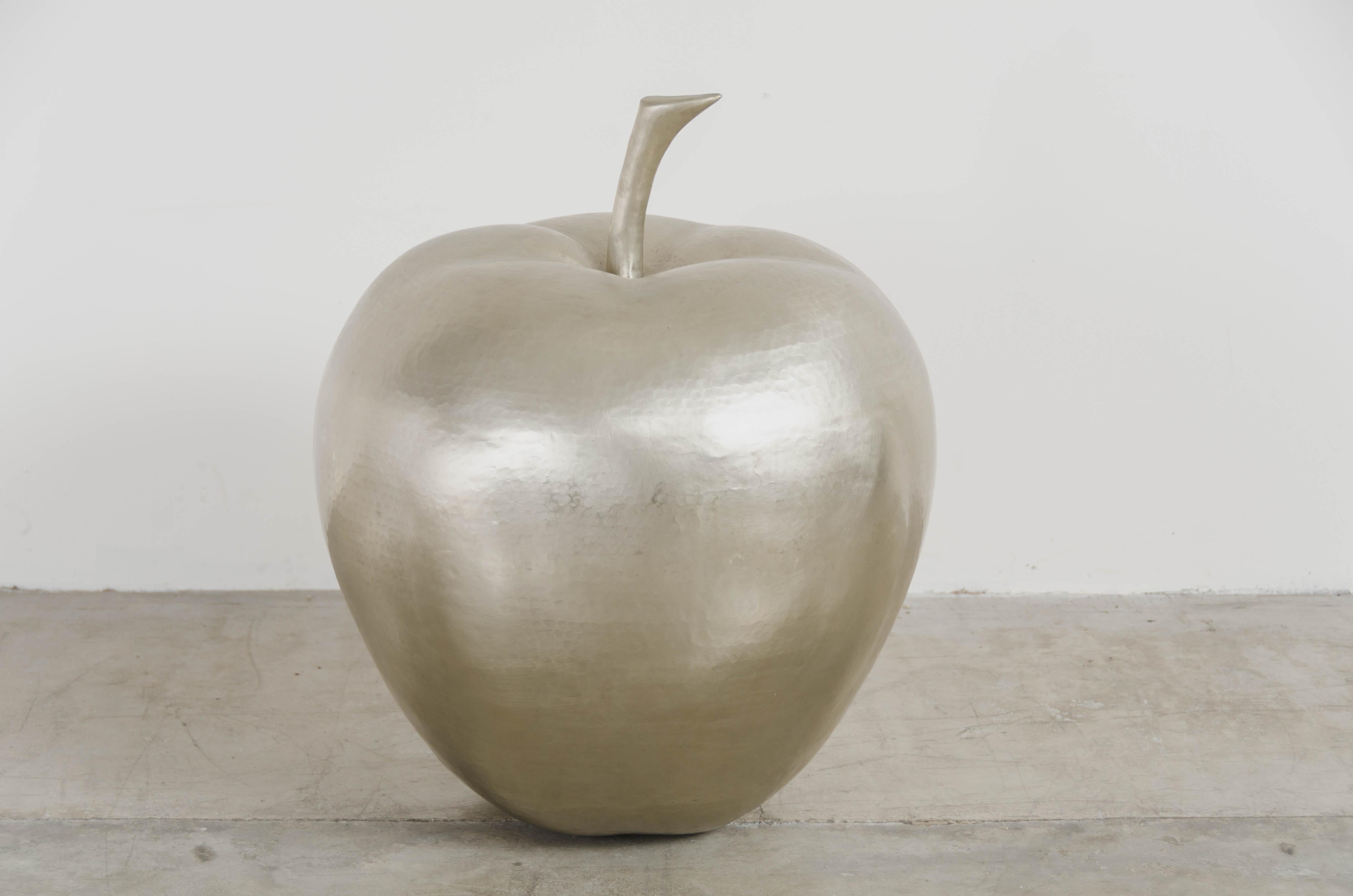 Repoussé Sculpture de pomme, bronze blanc par Robert Kuo, repoussé à la main, édition limitée en vente