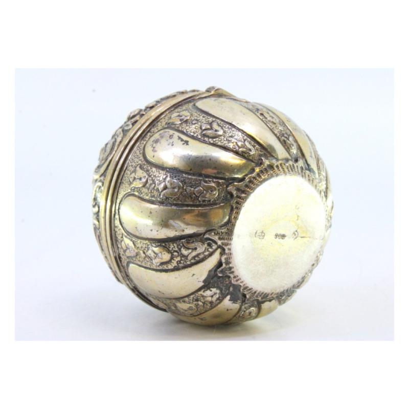 European Apple-shaped gilded silver box with reliefs on the hinged lid For Sale