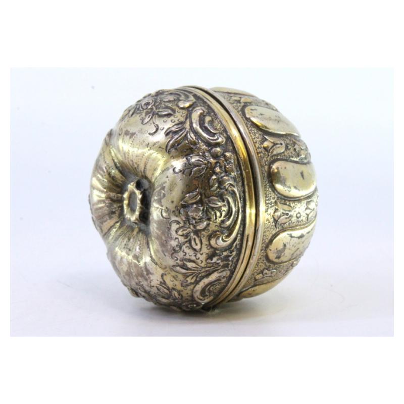 Apple-shaped gilded silver box with reliefs on the hinged lid In Good Condition For Sale In Porto, PT