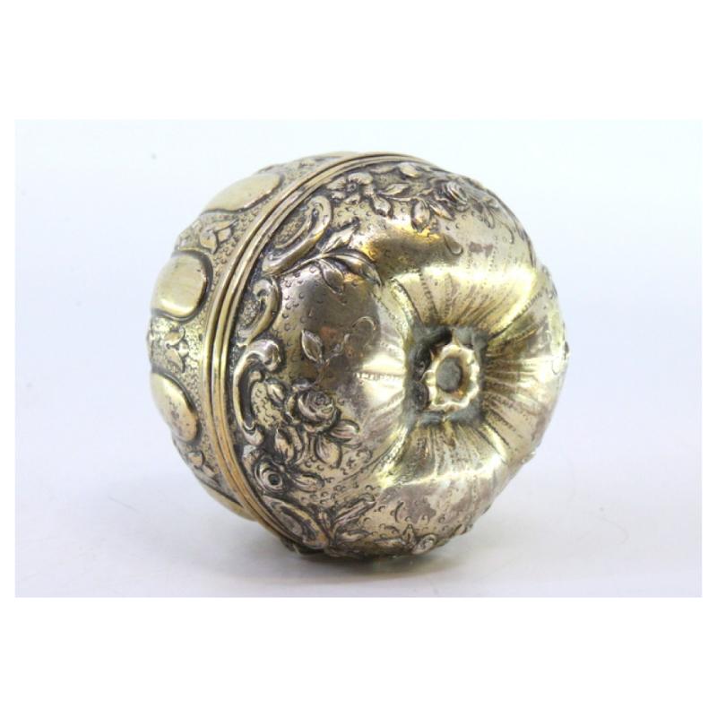 20th Century Apple-shaped gilded silver box with reliefs on the hinged lid For Sale