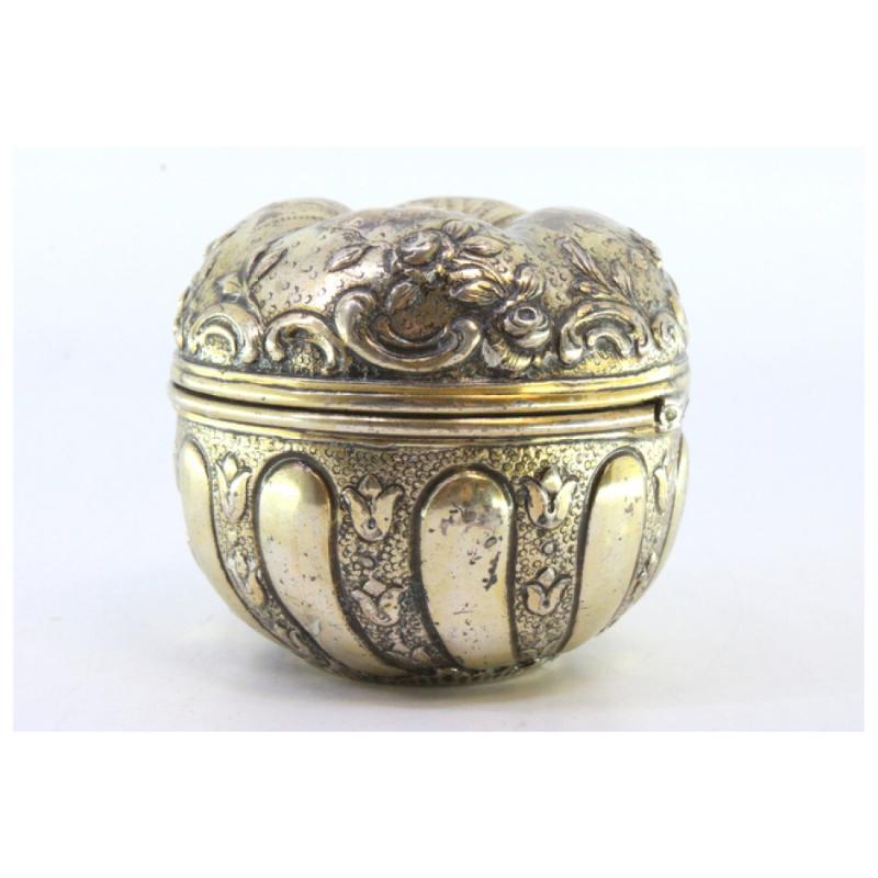 Silver Apple-shaped gilded silver box with reliefs on the hinged lid For Sale