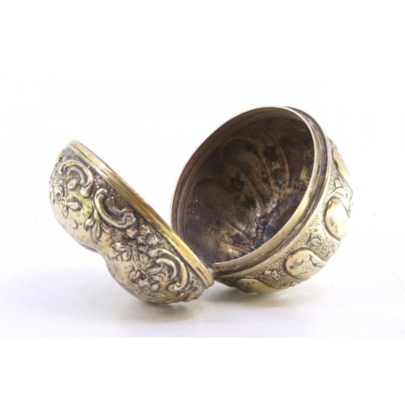 Apple-shaped gilded silver box with reliefs on the hinged lid For Sale 1