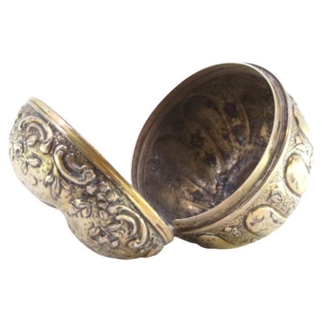 Apple-shaped gilded silver box with reliefs on the hinged lid For Sale