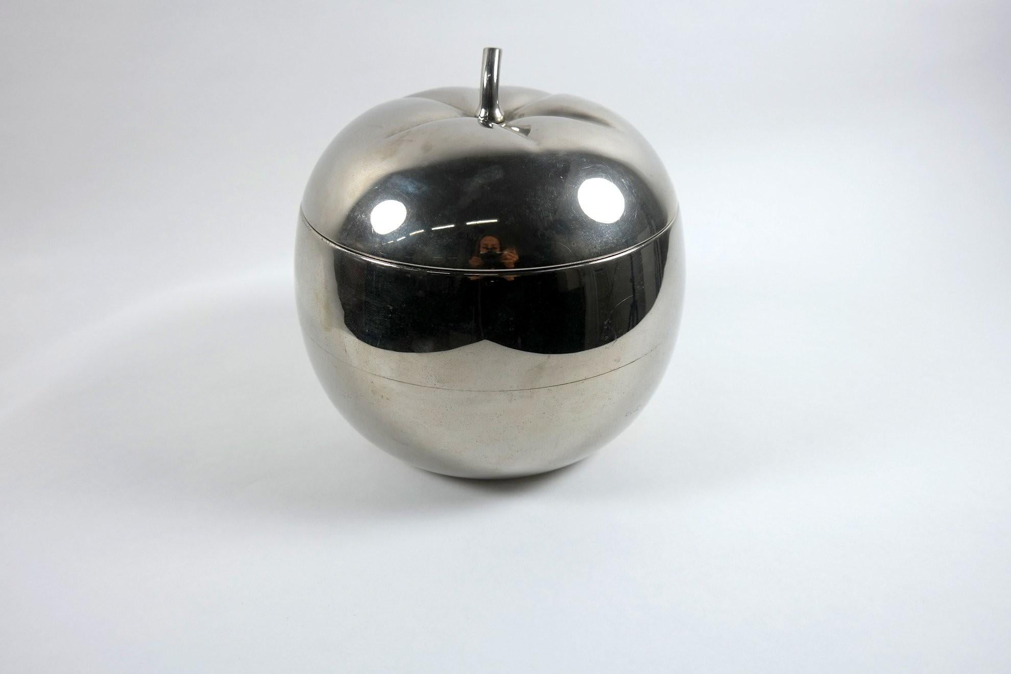 This apple shaped ice-bucket was designed by Hans Turnwald for Freddotherm, 1970's. It's a chrome-plated, Dual layer plastic object. It's marked with the original plastic stamp on the base.
