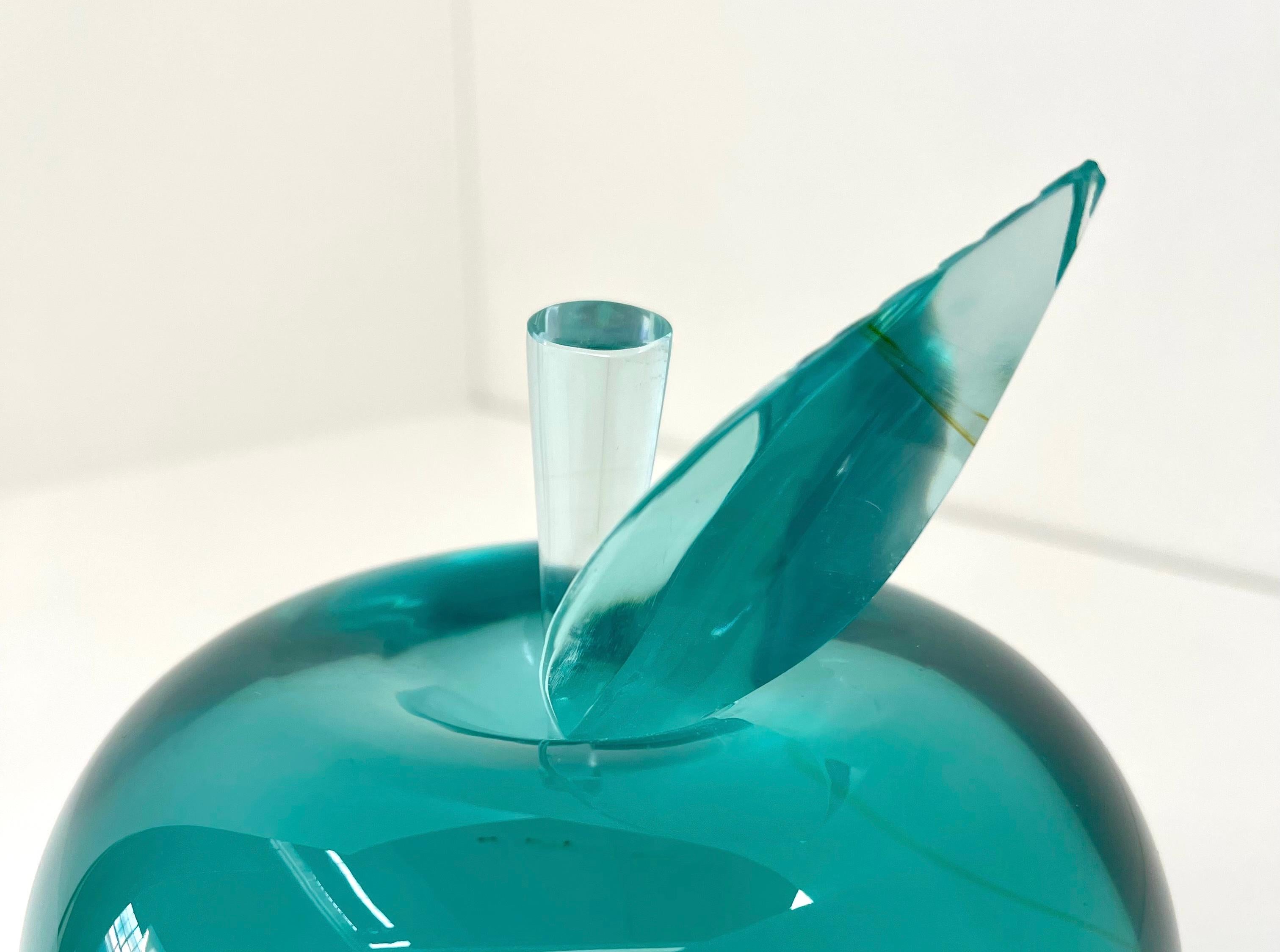 Moderne Sculpture unique 'Apple' en cristal aigue-marine fait main par Ghiró Studio en vente