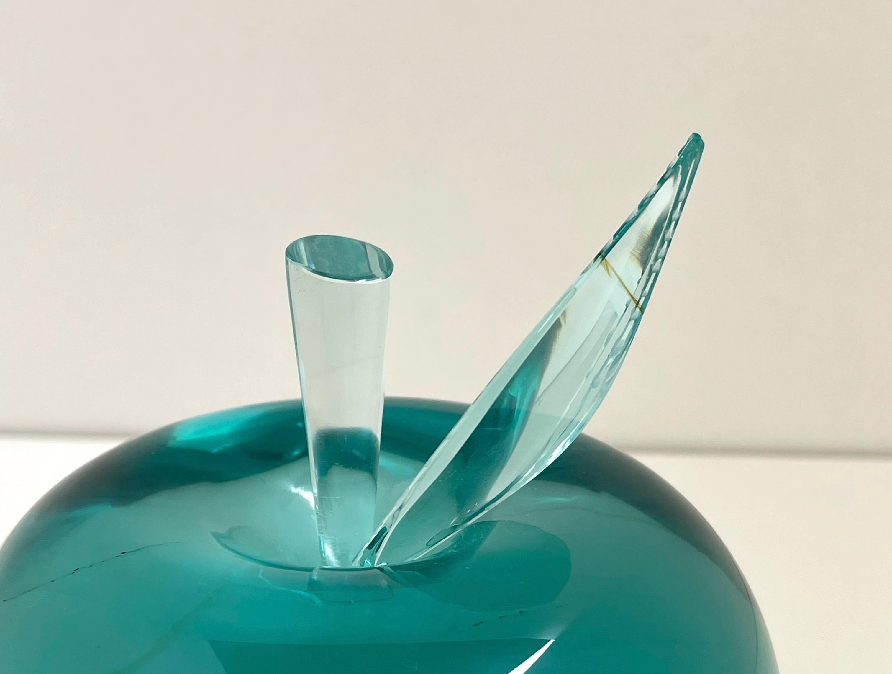Fait main Sculpture unique 'Apple' en cristal aigue-marine fait main par Ghiró Studio en vente