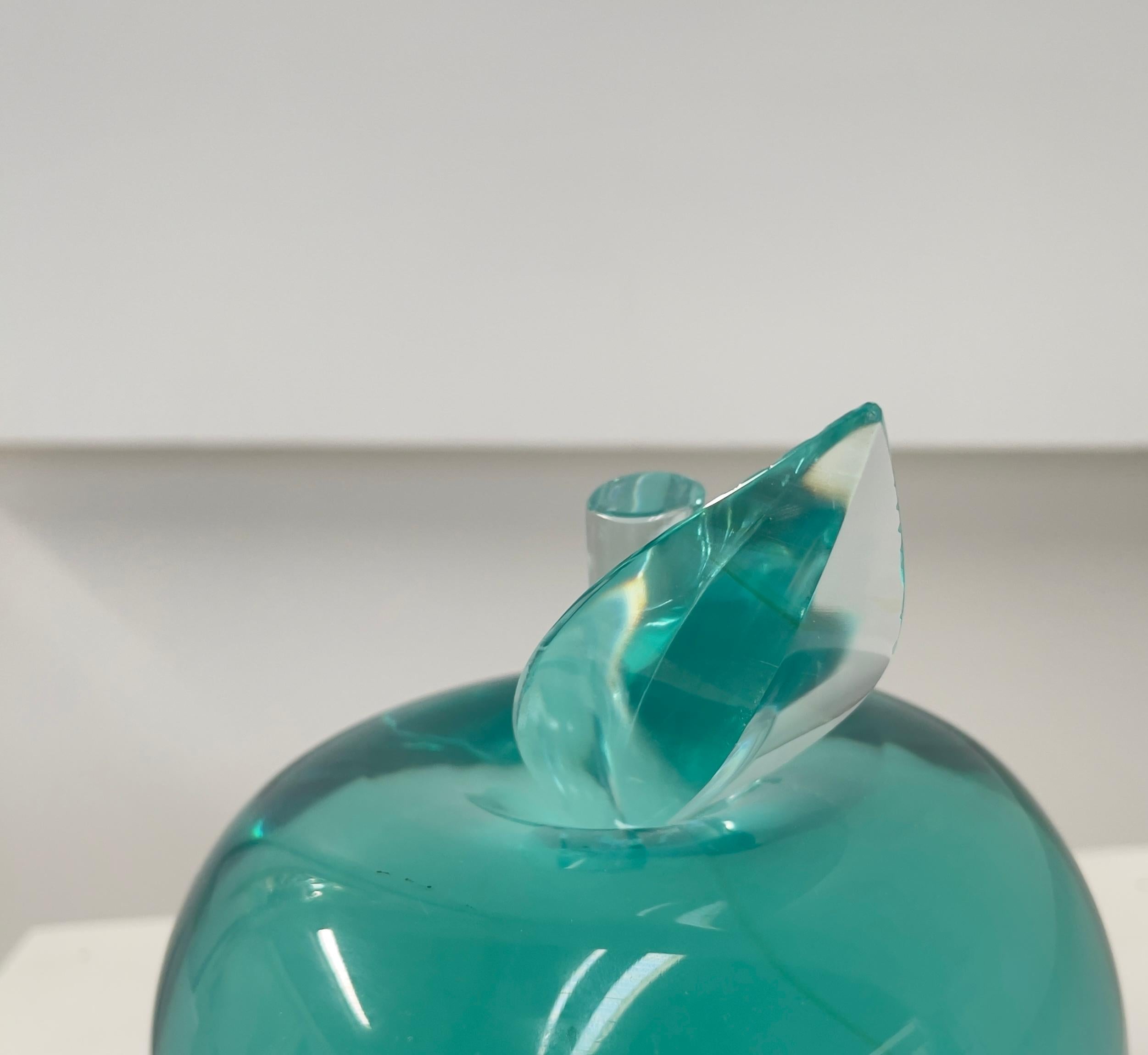 Sculpture unique 'Apple' en cristal aigue-marine fait main par Ghiró Studio en vente 1