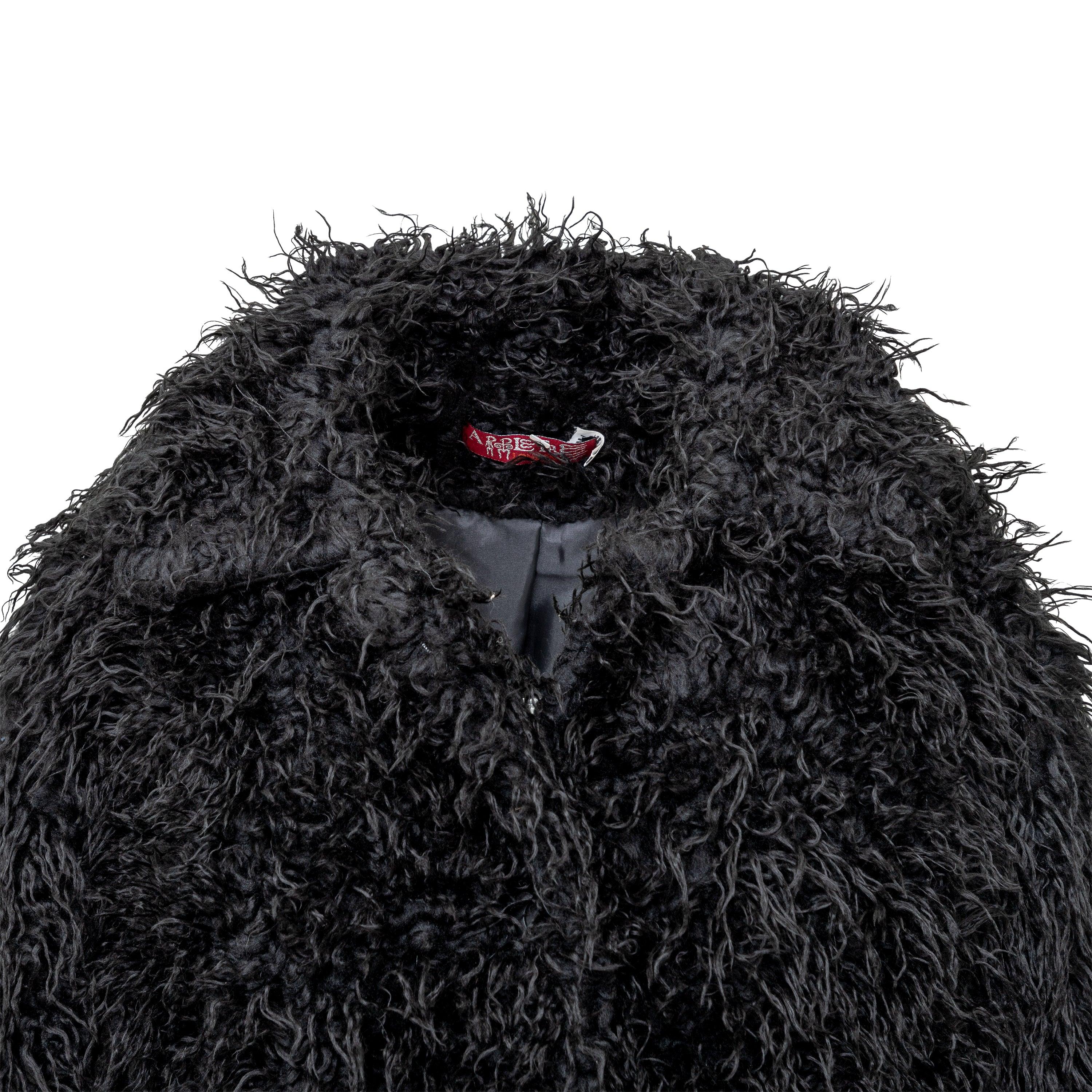 Questo cappotto lungo con frange di Appletree London della Collection'S è realizzato in misto acrilico e poliestere. Il cappotto nero è caratterizzato da frange su tutta la superficie e da un colletto con chiusura frontale a bottoni. Resta al caldo