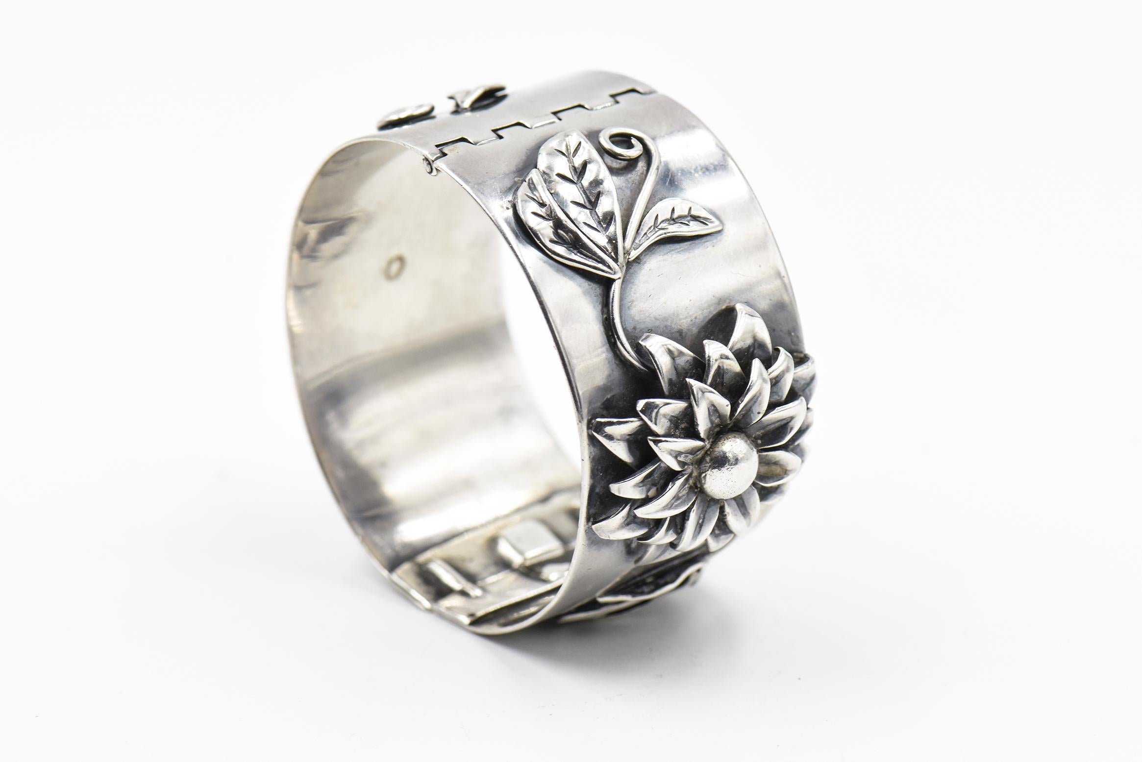 Applied Flower Floral Sterling Silver Bangle Bracelet by Heidi In Good Condition For Sale In Miami Beach, FL