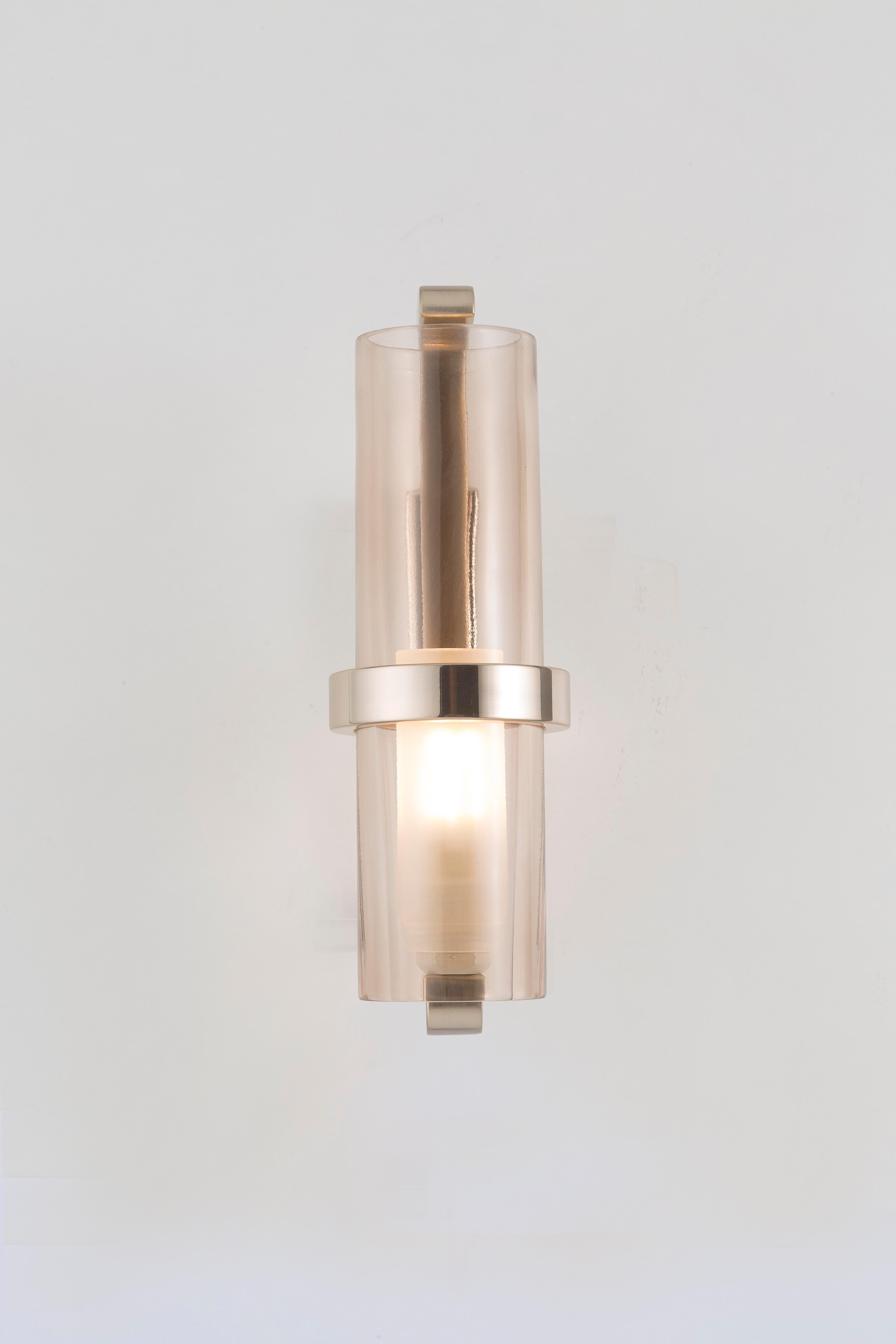 Aplique pequeño de una luz de la colección Soave. De metal con acabado en oro claro cepillado y detalles en oro claro pulido. Lámpara con pantalla de cristal liso de color ámbar y cubierta de plexiglás satinado incluida. Diseñado por Emanuela