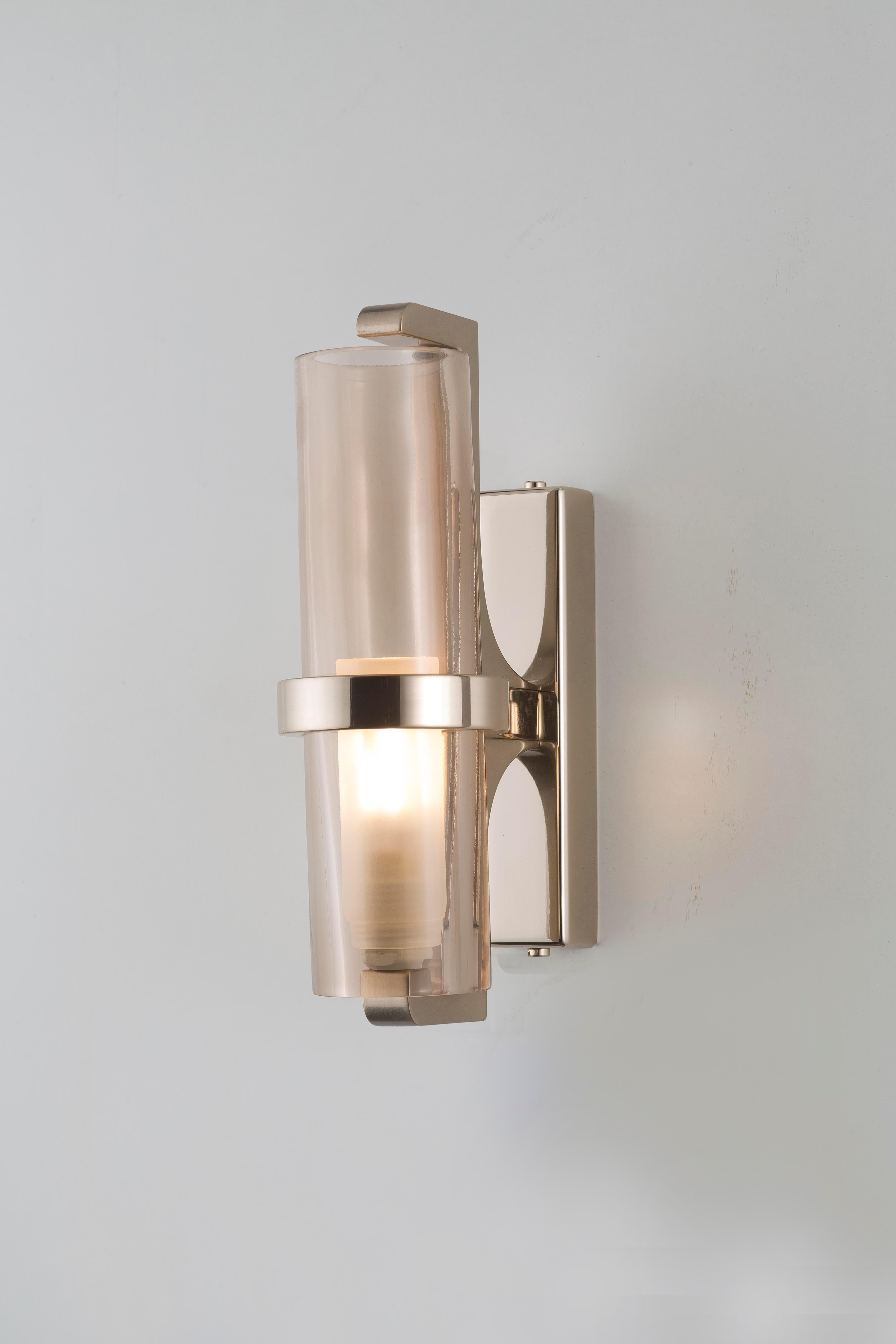 Aplique moderno Soave de 1 luz en oro claro, pantalla de cristal ámbar liso Moderno de mediados de siglo en venta
