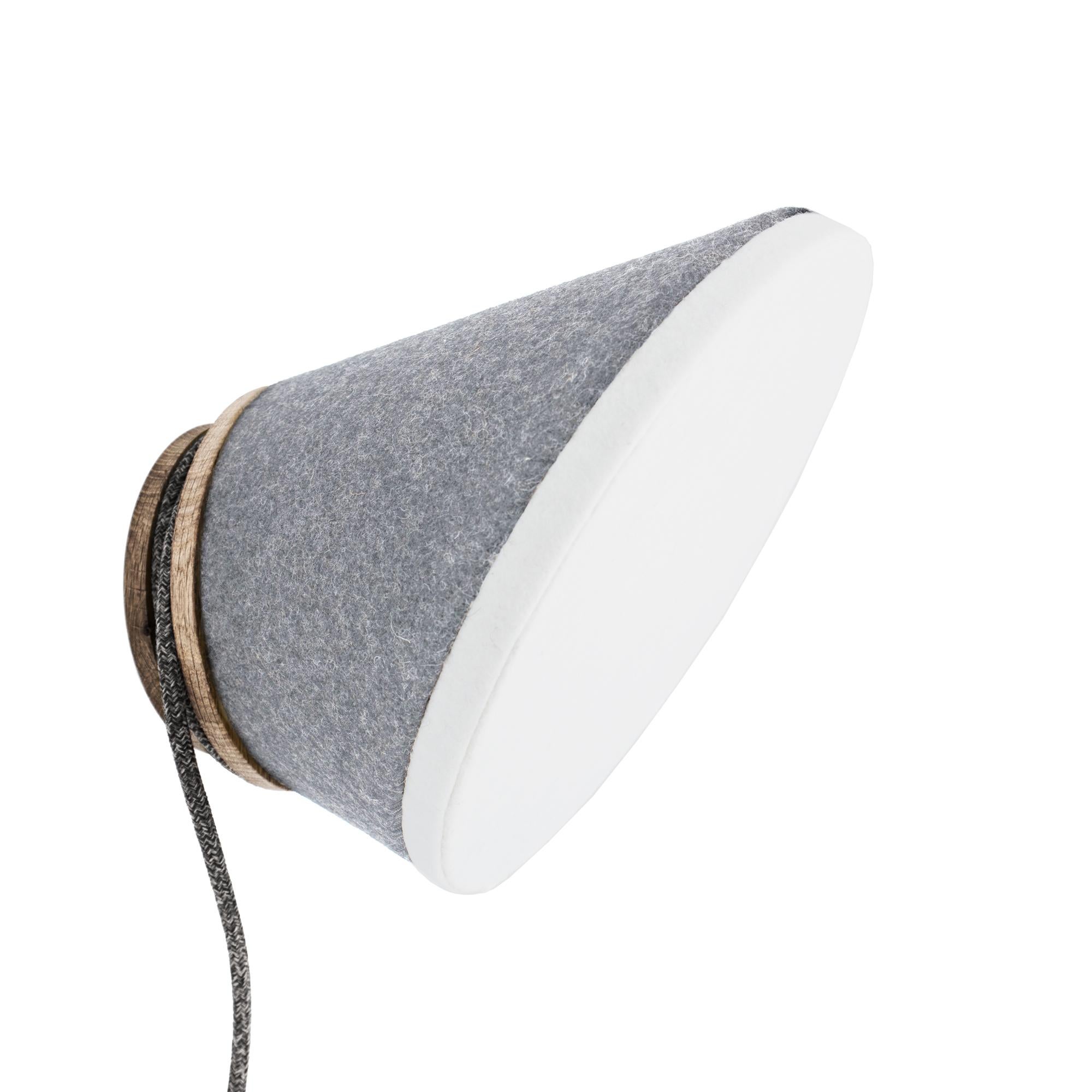 Applique 16 by KNGB
Dimensions: D 25 x H 25 cm
Material: Oak, Leather, LED Lightbulb Gx53, 7W 2700K (not included)

A bit more discreet, the wall lamp brings decoration and clarity to corners, corridors or bedspreads. Easy to install, 360°