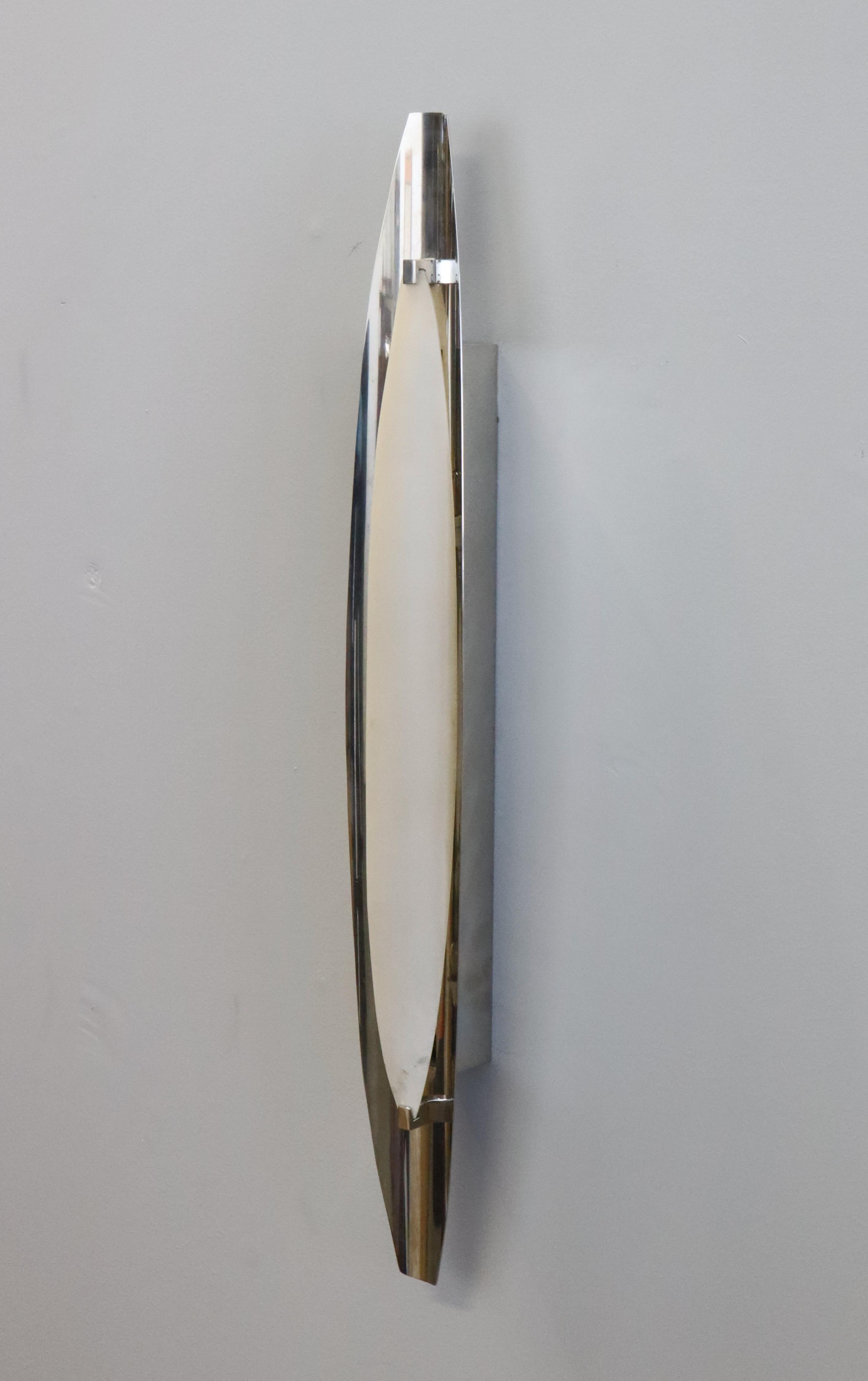 Italian Max Ingrand '2254' wall sconce for FontanaArte in crystal and nickel-plated brass