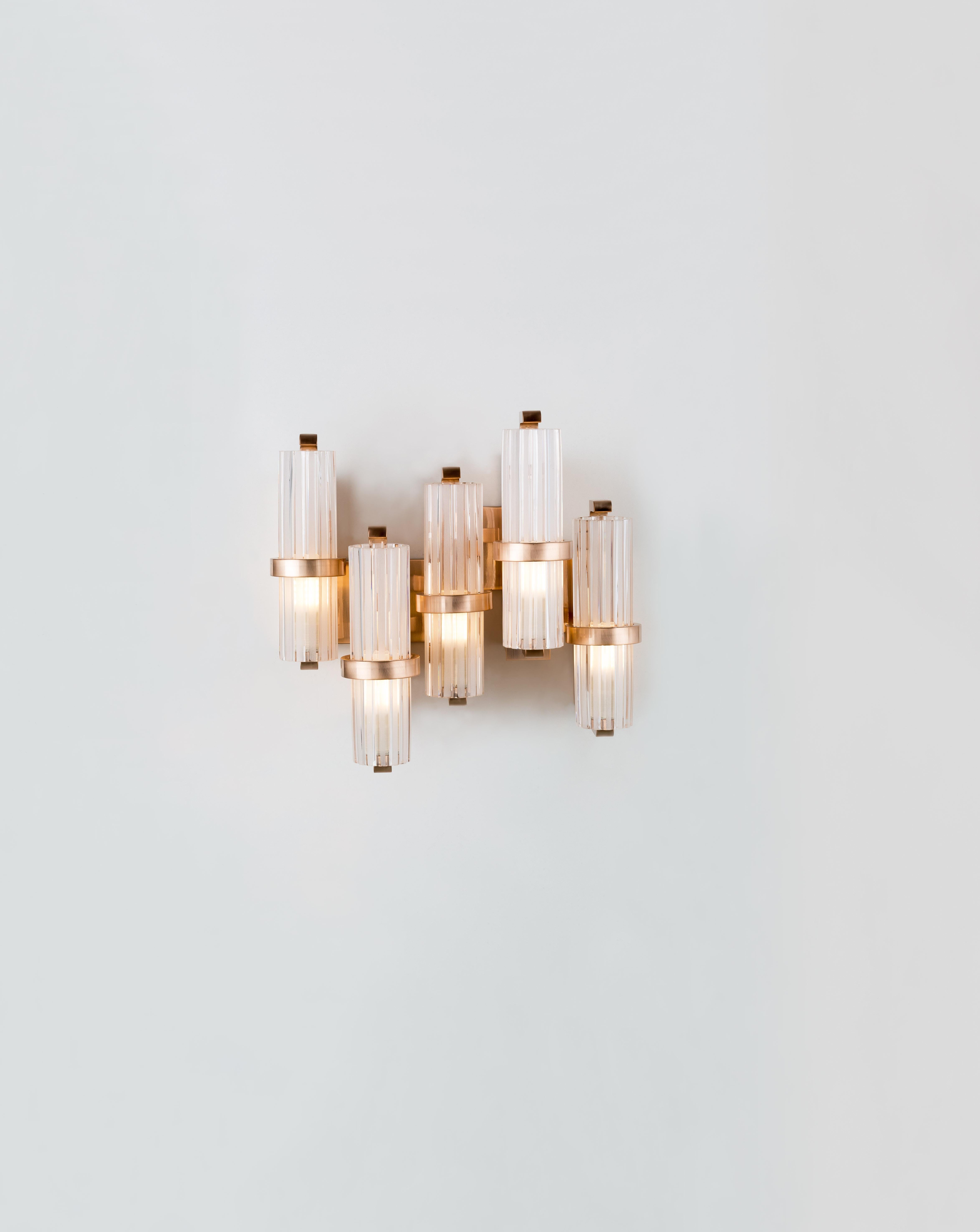 Applique à cinq lumières de la collection Soave. Fabriqué en métal avec une finition en or rose brossé et des détails en or rose poli. Cinq lampes avec abat-jour en satin et cristal transparent ; cache-lampe en plexiglas satiné inclus. Conçu par