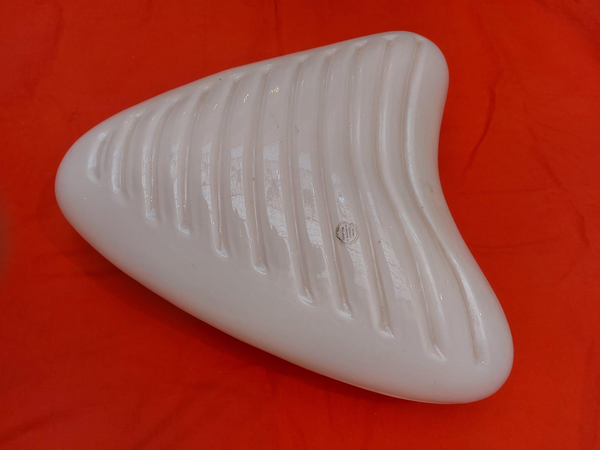 Italian Applique a forma di cuore in vetro opalino bianco di Murano in vendita