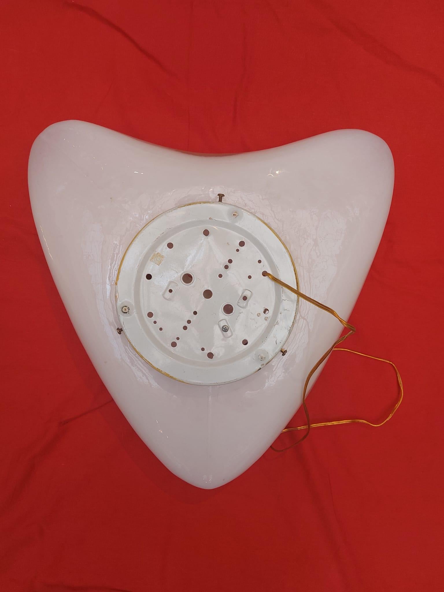 Mid-20th Century Applique a forma di cuore in vetro opalino bianco di Murano in vendita