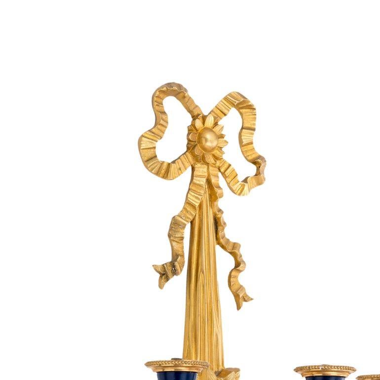 El aplique de pared de siete luces Classic ribbon es la quintaesencia de la búsqueda de Bronzetto del diseño clásico e imperecedero típico de los palacios florentinos y los salones aristocráticos. La cinta artesanal es la guinda de un objeto único,