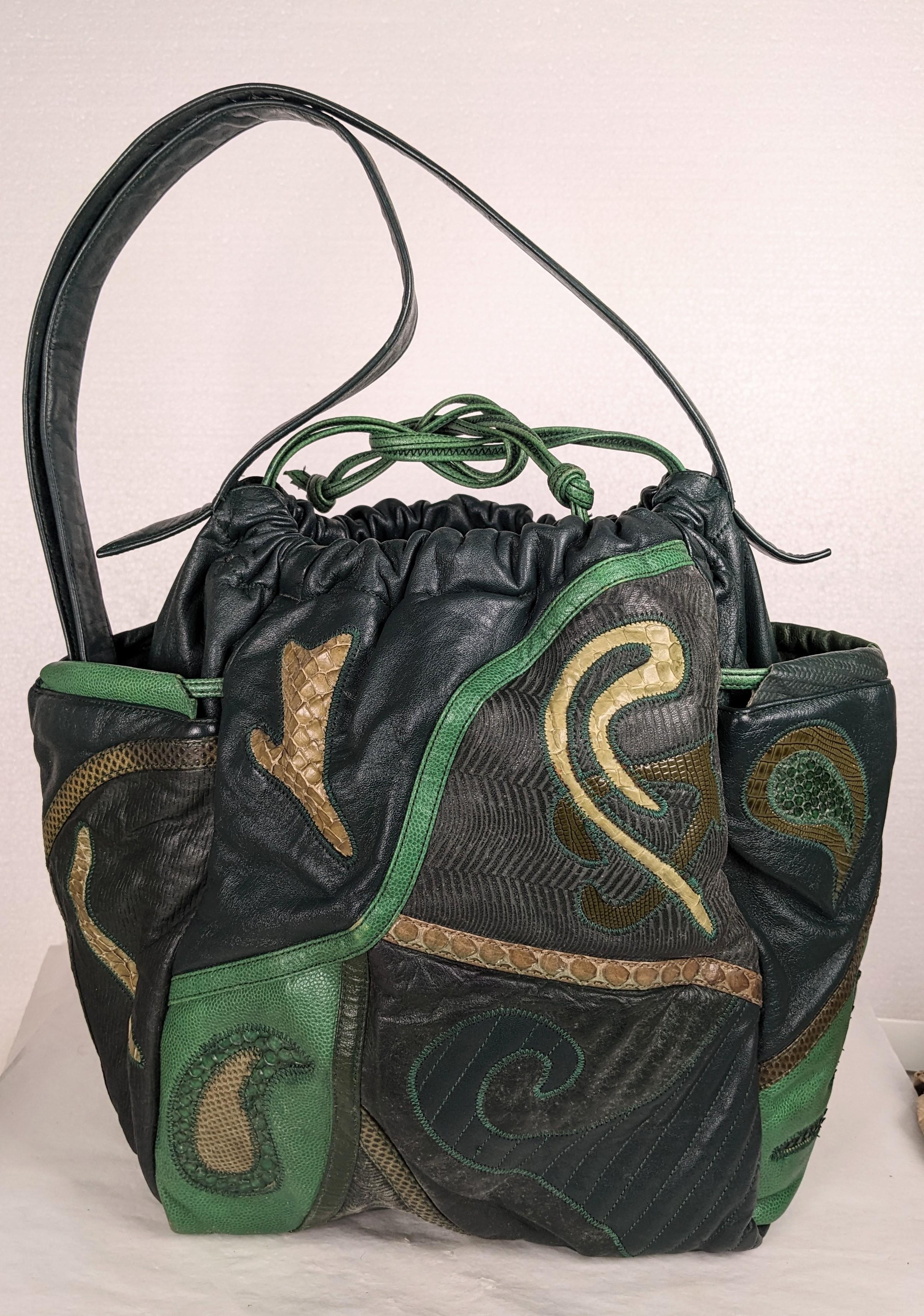 Amplio bolso bandolera de piel y piel exótica con apliques y piezas, de Sharif, de la década de 1980. Correa larga con 2 bolsillos laterales con imán interior y cordón superior. Años 80, EE.UU. 
9