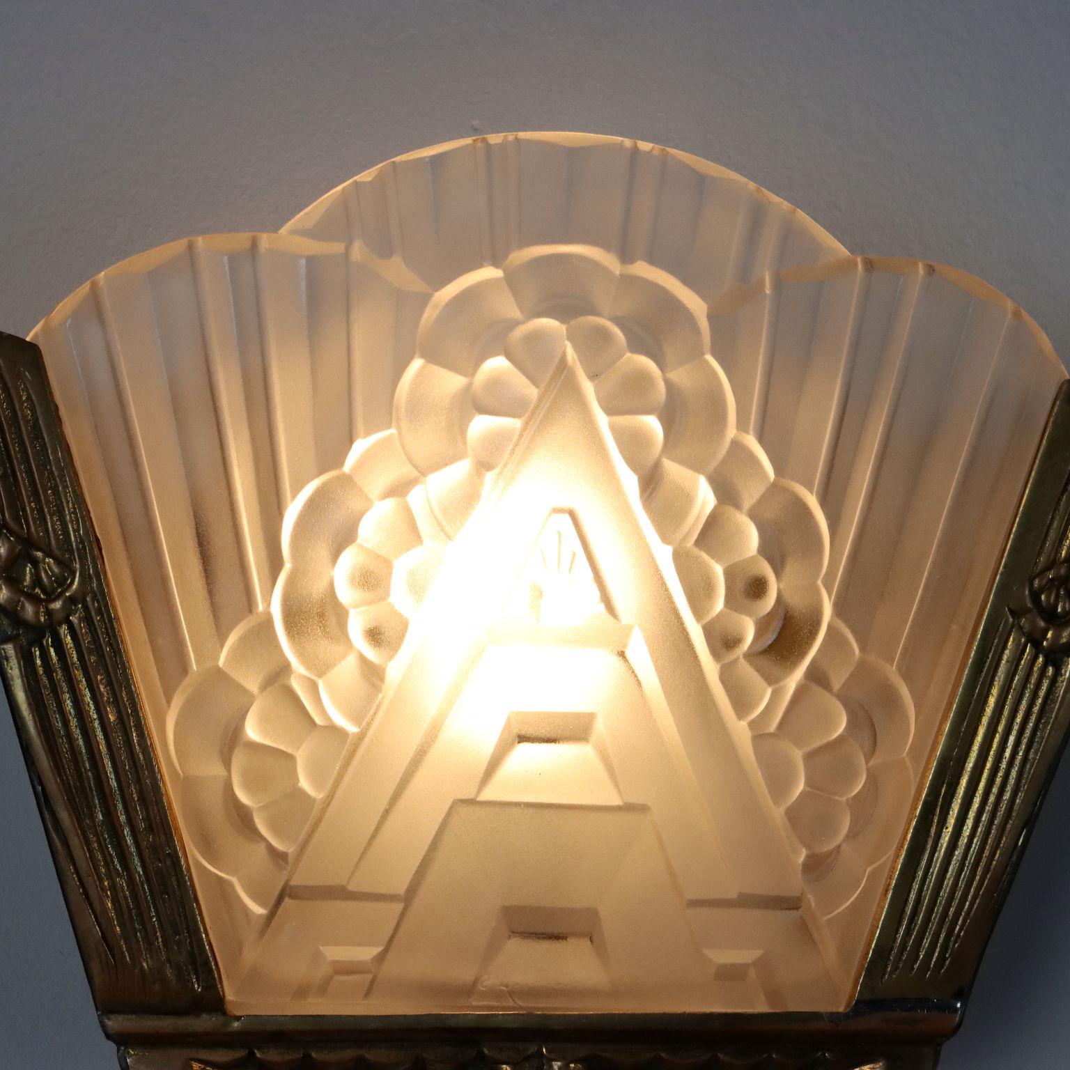 Art Deco Applique Art Decò in ottone e vetro lavorato