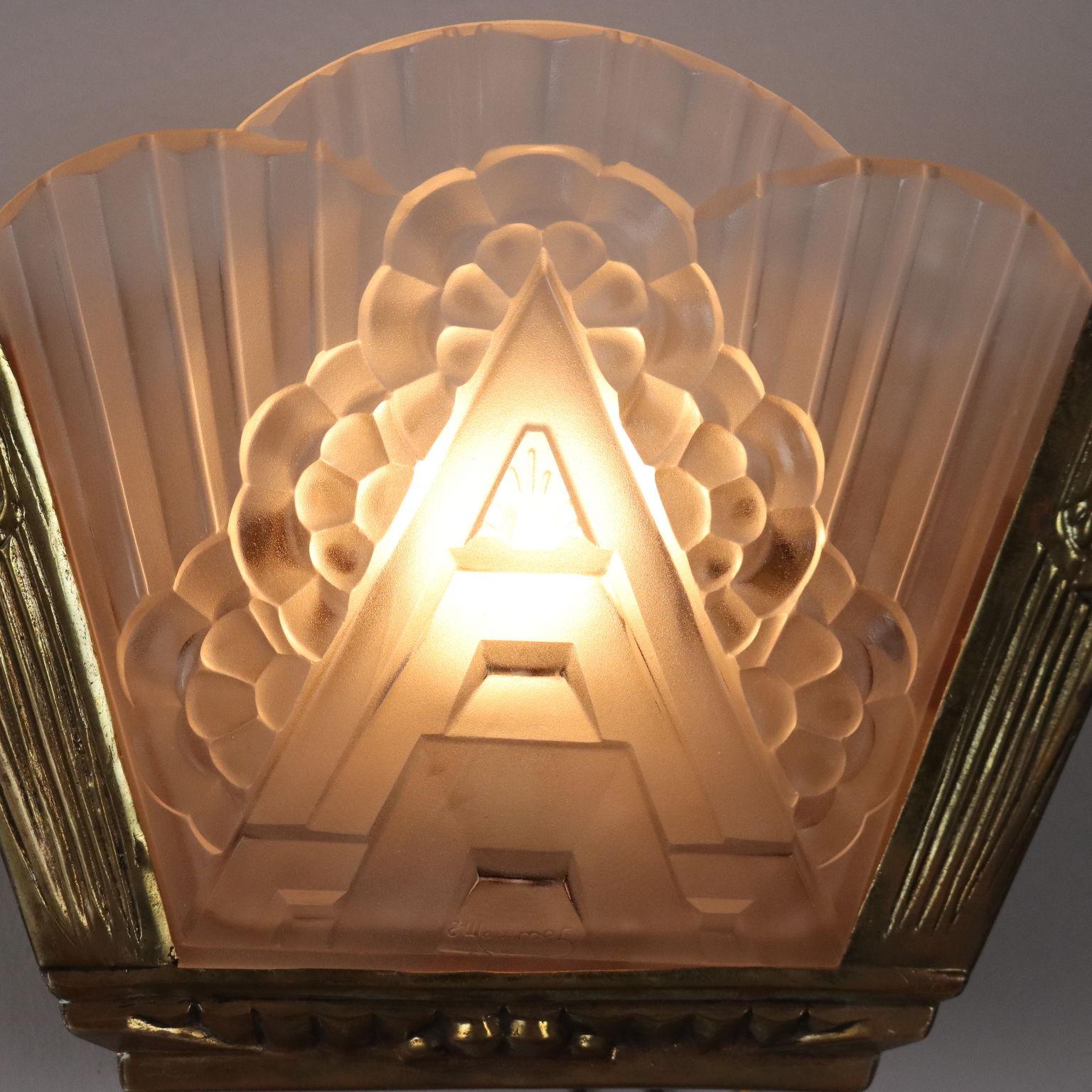 Aplique Art Déco de latón y cristal trabajado Art Decó en venta