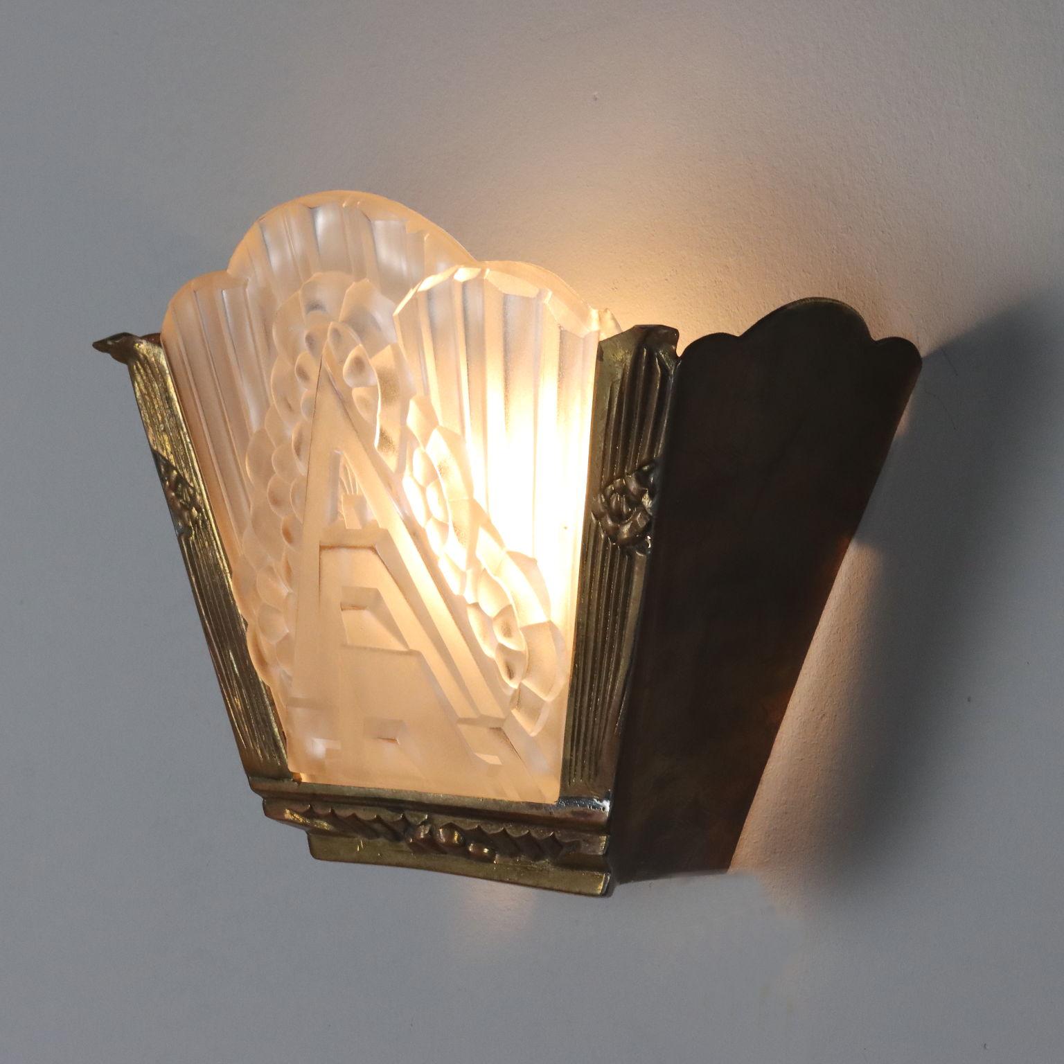 Italian Applique Art Decò in ottone e vetro lavorato