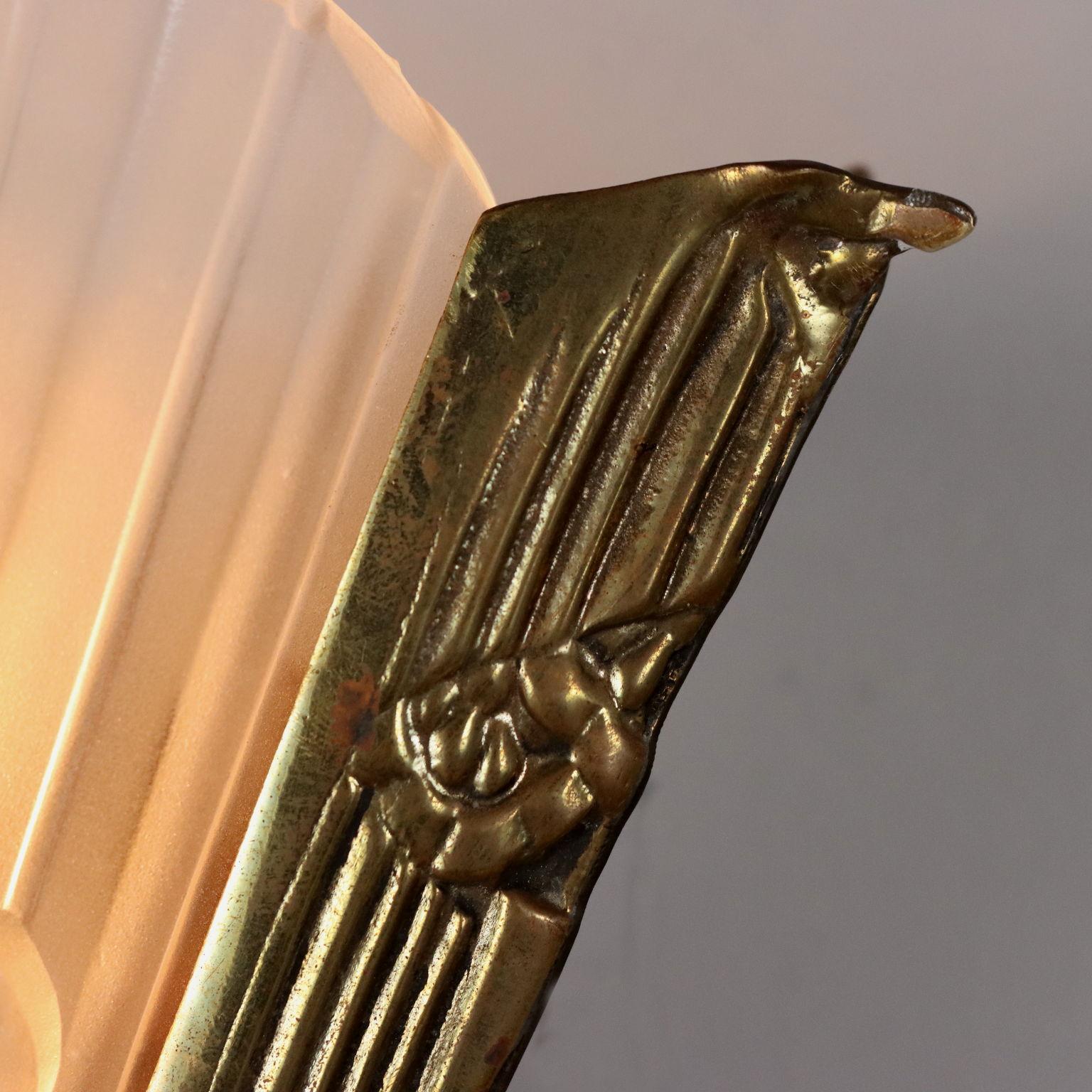 Aplique Art Déco de latón y cristal trabajado Italian en venta