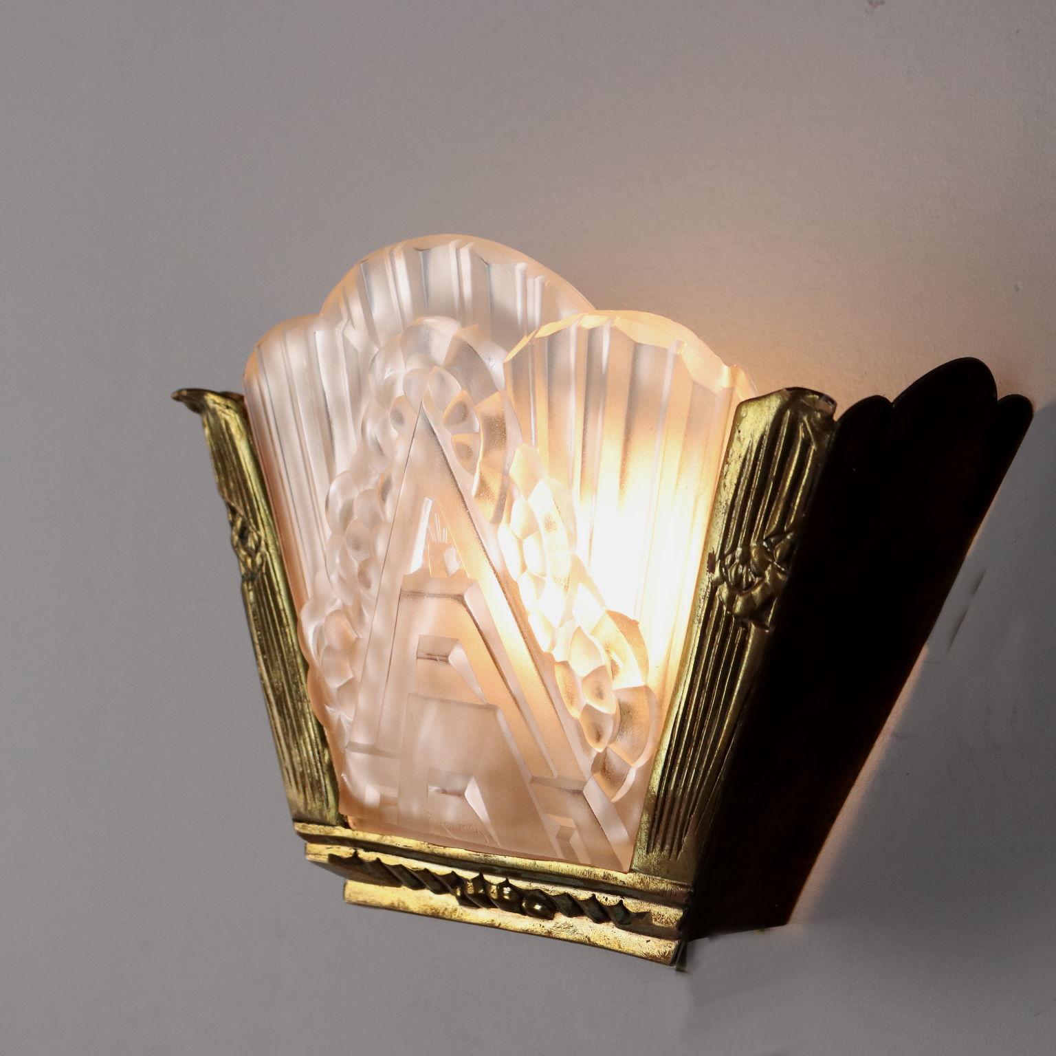 Aplique Art Déco de latón y cristal trabajado en Bueno estado para la venta en Milano, IT