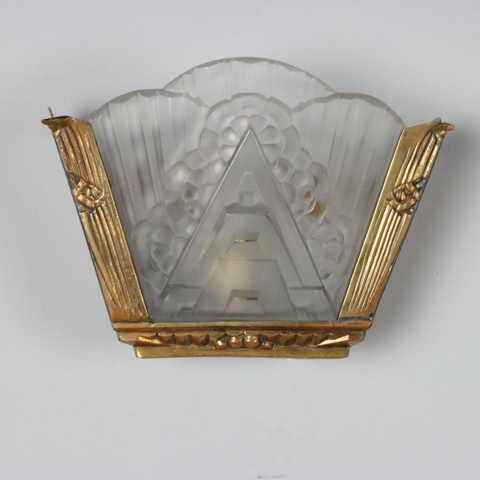 Mid-20th Century Applique Art Decò in ottone e vetro lavorato
