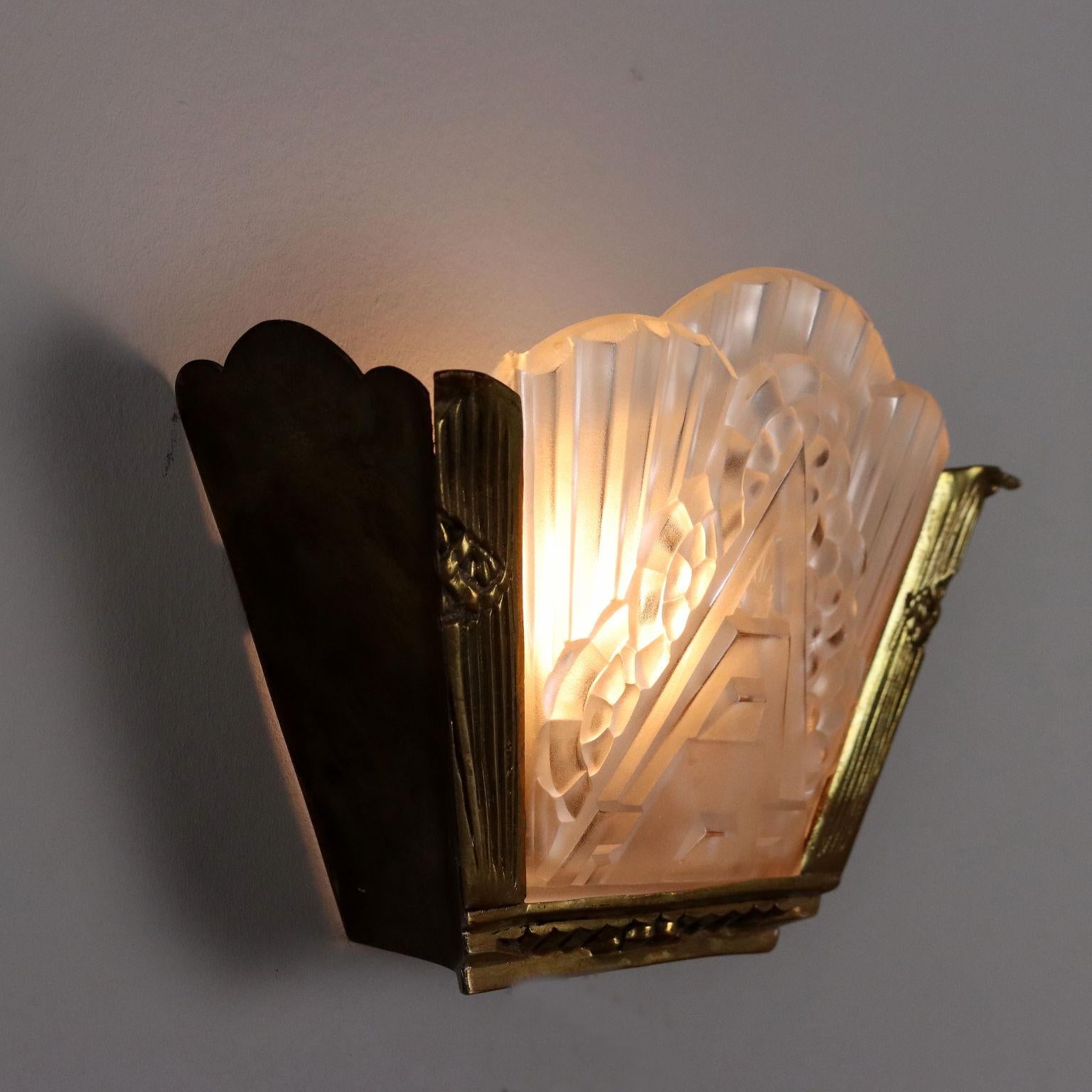 Aplique Art Déco de latón y cristal trabajado Mid-20th Century en venta