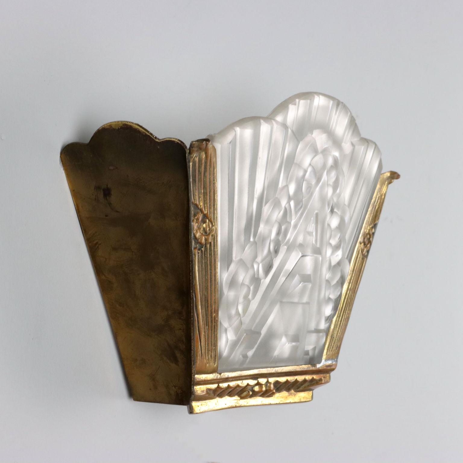Brass Applique Art Decò in ottone e vetro lavorato
