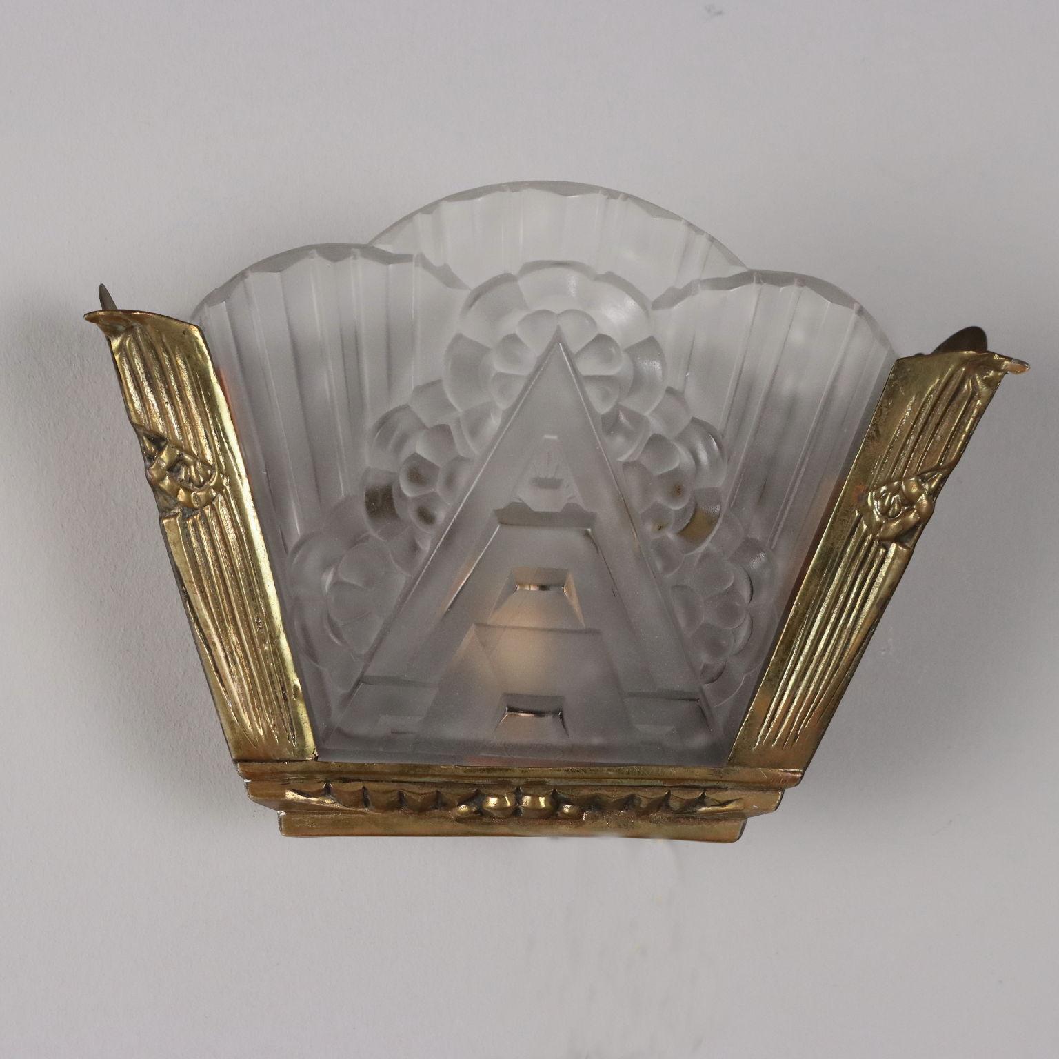 Aplique Art Déco de latón y cristal trabajado Latón en venta
