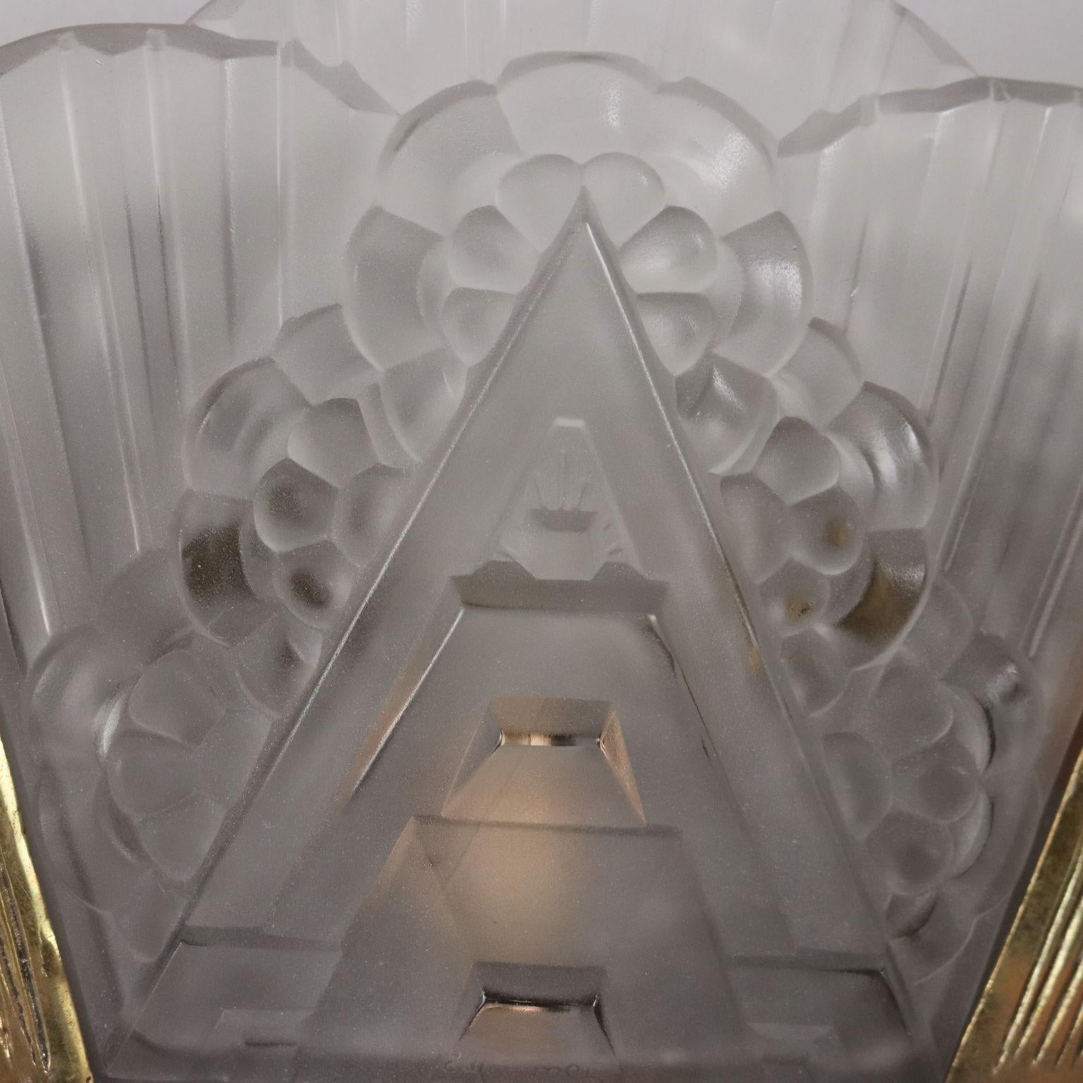 Aplique Art Déco de latón y cristal trabajado en venta 1