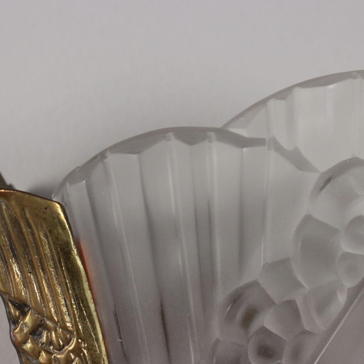 Aplique Art Déco de latón y cristal trabajado en venta 2