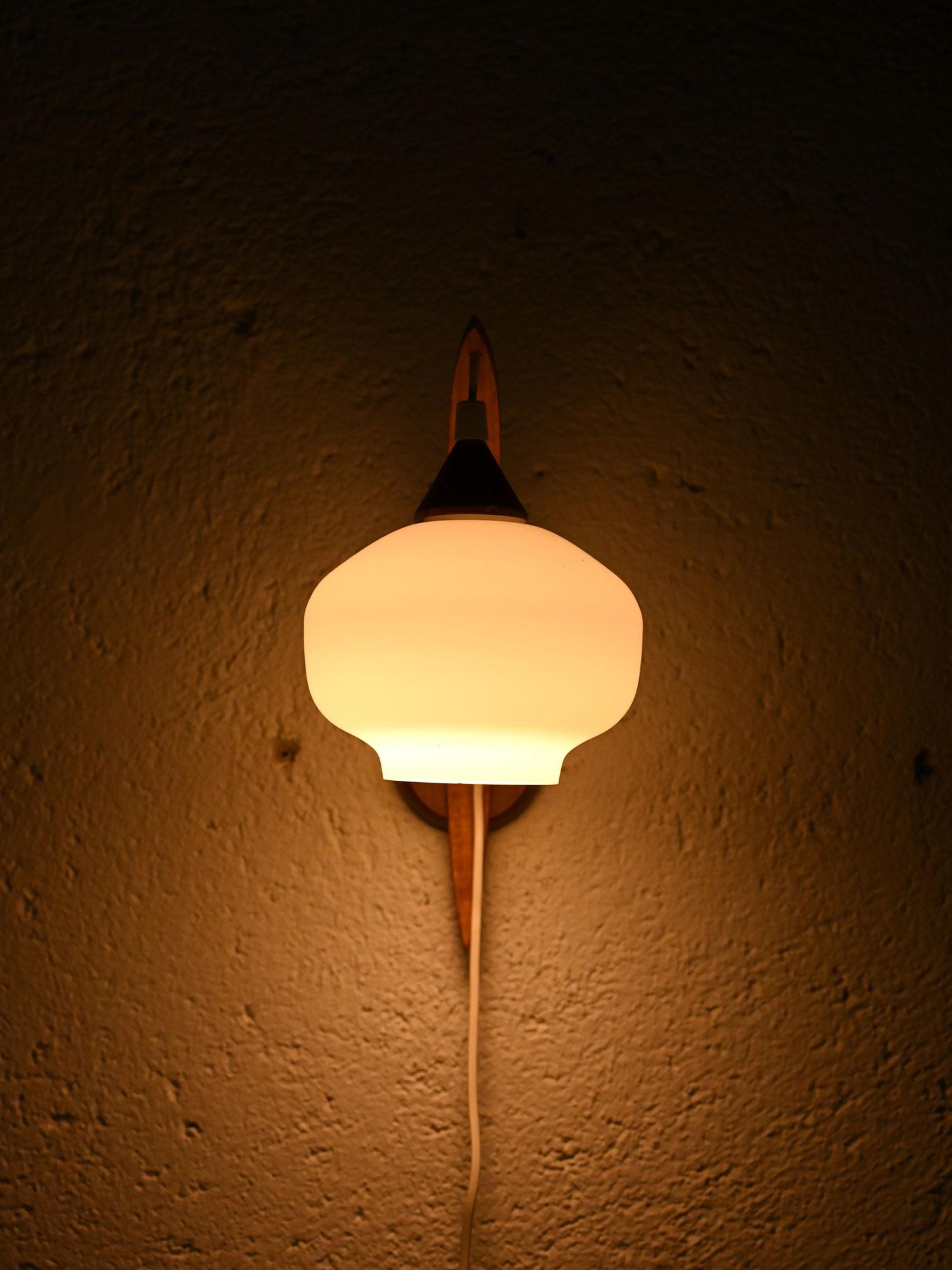 Scandinavo moderno Applique con opalina in vendita