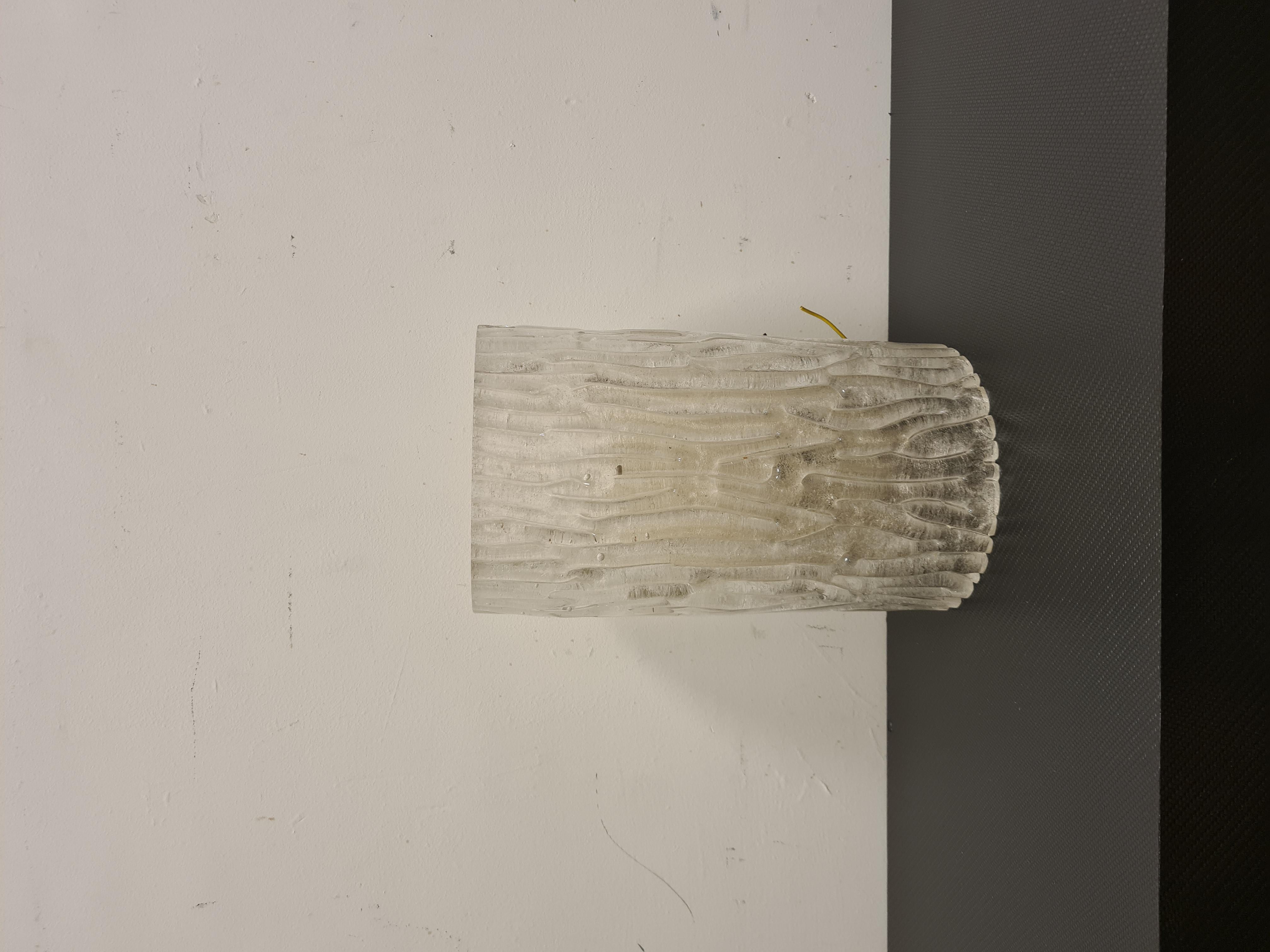 Applique della serie Corteccia di Toni Zuccheri per Venini.

N° 1 applique in vetro di murano realizzata con lavorazione a corteccia.

L'applique è stata disegnata da Toni Zuccheri per la vetreria Venini negli anni 60'.

Il vetro si trova in ottimo