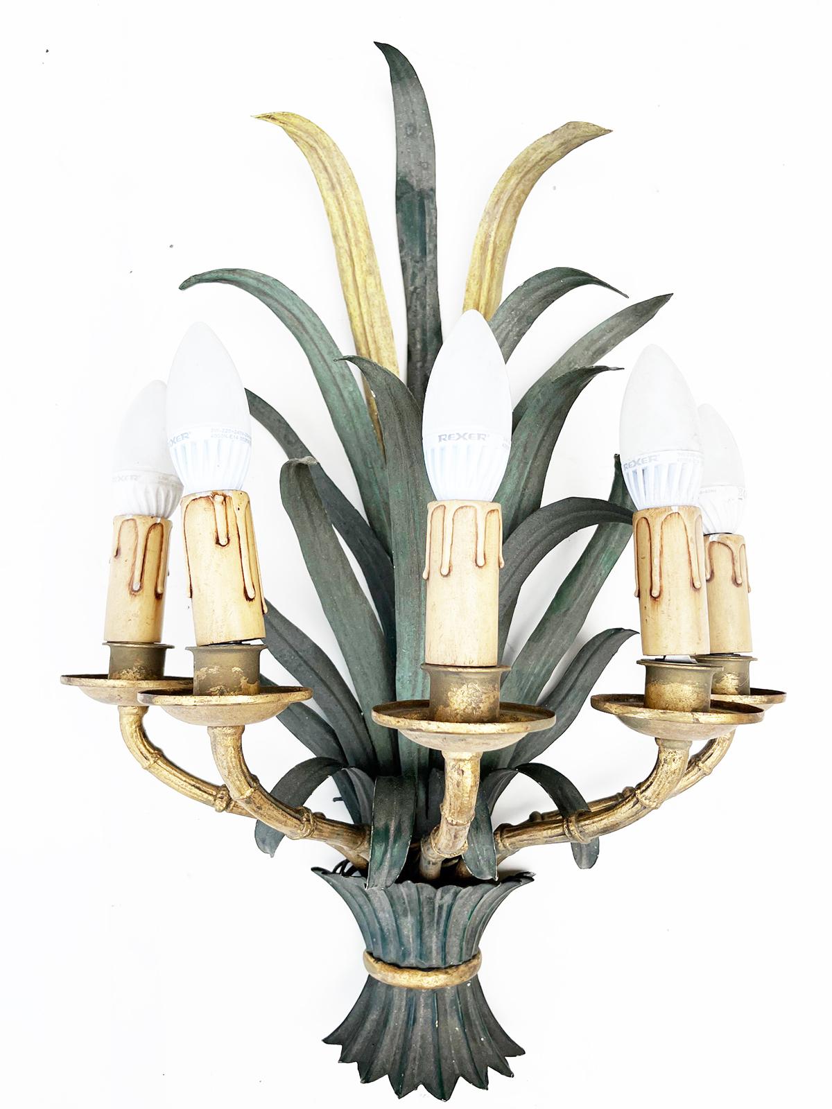 Hollywood Regency wall sconce early 20th century -Antiques-

Anno: Primo '900

Materials: Wrought Iron Decorated Gold and Green, 5 lights 

Condition: Good, Functional 

Measurements: Cm 60 H x cm 45 W x cm 15 D

 

Early 1900s Hollywood