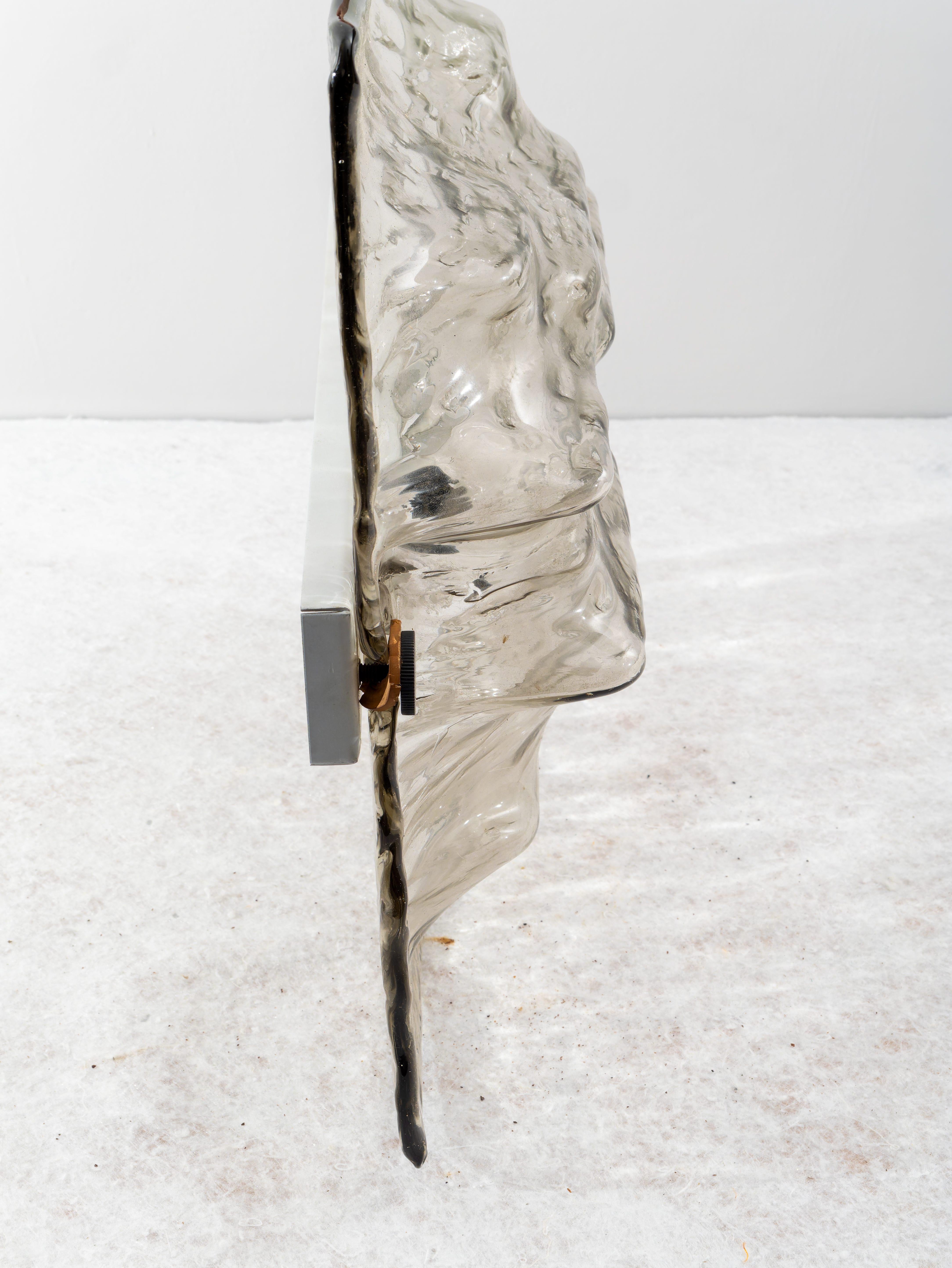 Aplique de Toni Zuccheri para Venini en cristal de Murano, Made in Italy, Años 70.
Straordinaria Aplique cuadrado de vetro de Murano soplado sagomato a mano con rilievi irregolari. El suelo es transparente. Modelo 