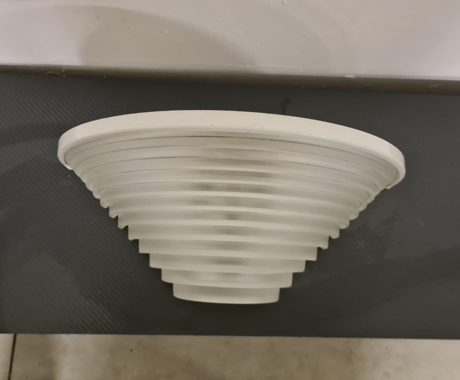 Egisto 38 wall sconce model by Angelo Mangiarotti for Artemide.

Wall lamp from the Egisto series, here in its largest version, designed by Angelo Mangiarotti.

Lacquered metal frame and glass in satin finish.

Styled in a style reminiscent of Art