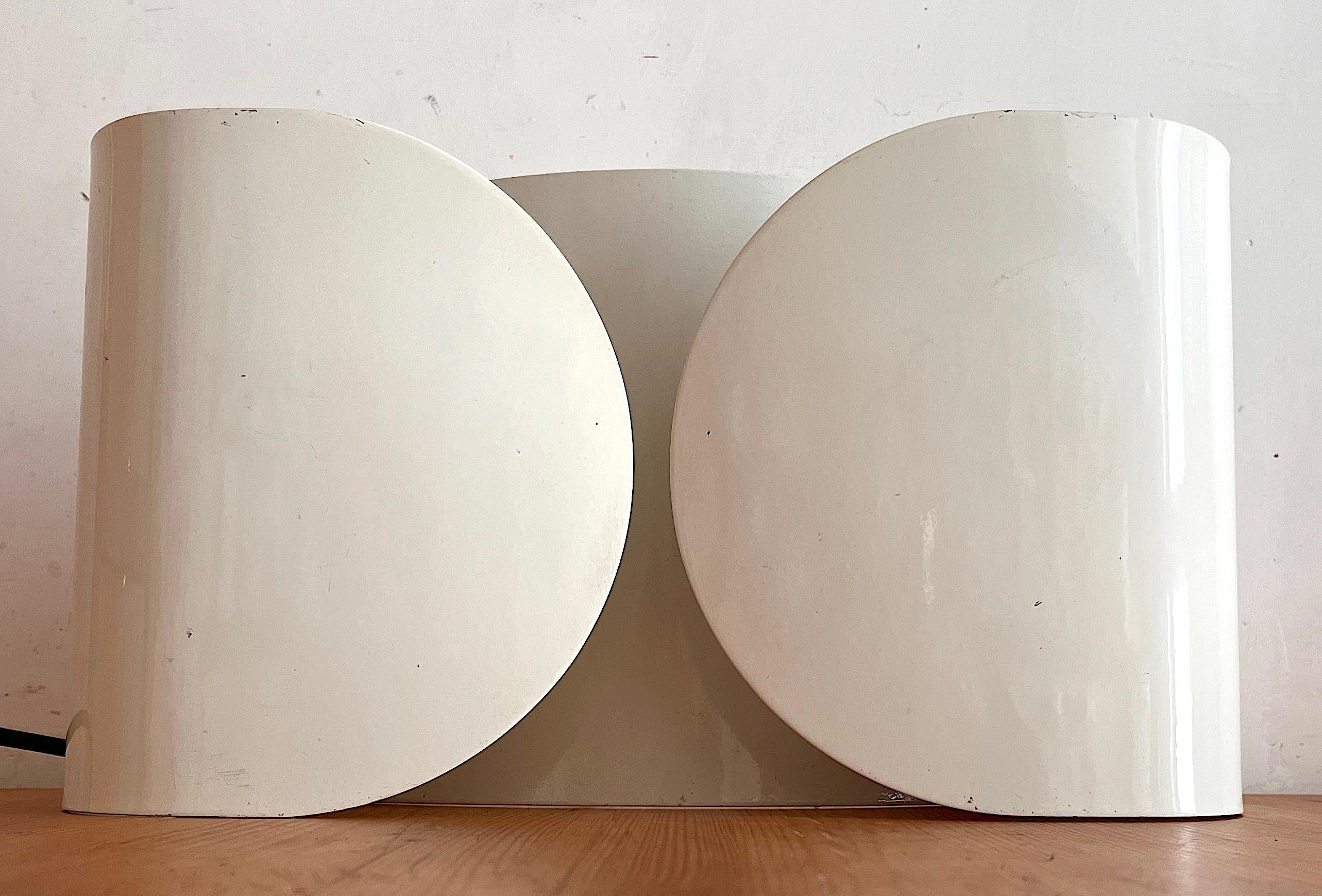 This wall lamp mod. Foglio was designed by Afra & Tobia Scarpa and produced by Flos in the 1960s. It is made from heavy steel sheet and painted in a white color. The lamp belongs to the first production (without aluminum body) 

