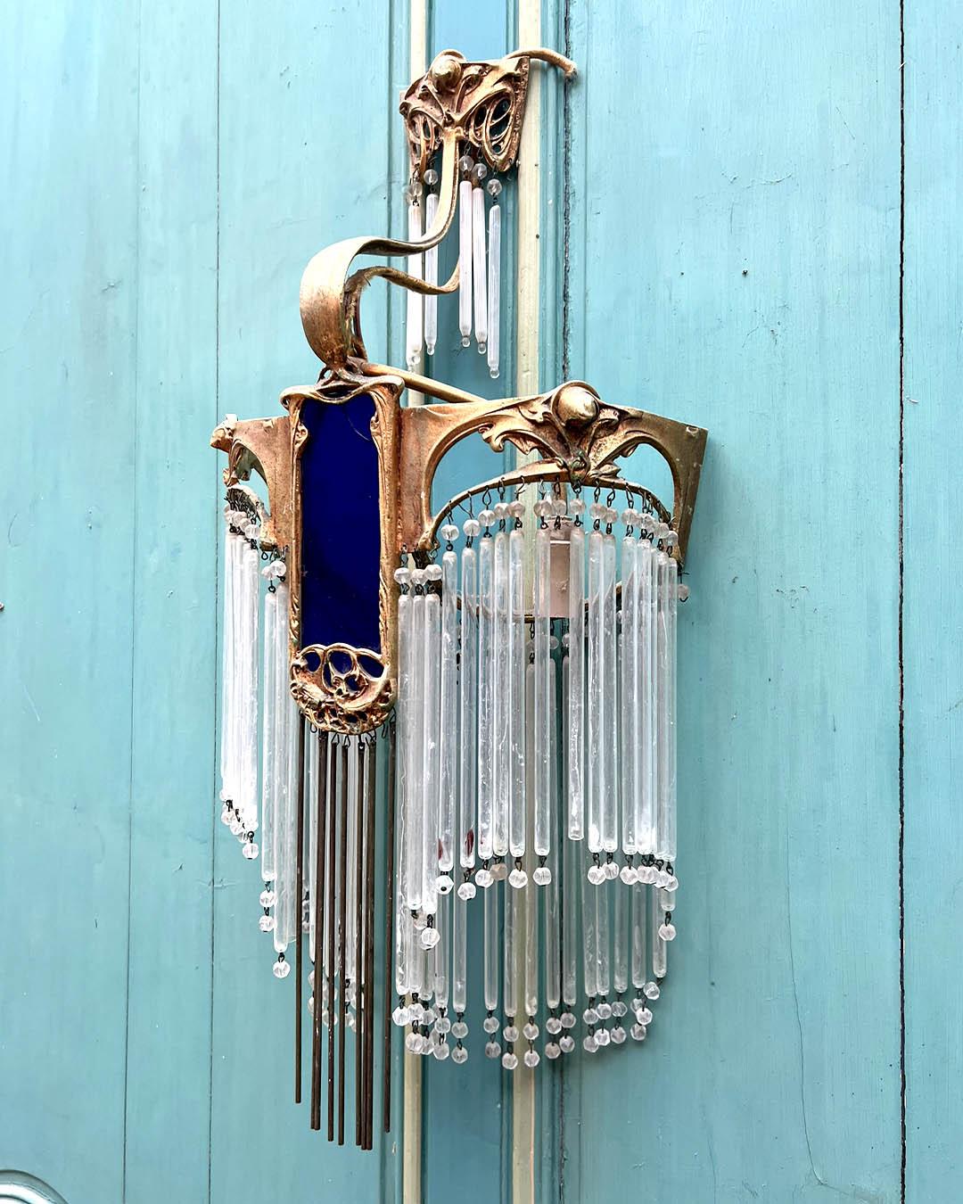 Hector Guimard Wall Lamp – Tribute to Art Nouveau
This wall lamp, inspired by Art Nouveau master Hector Guimard, embodies the elegance and sophistication of this iconic early 20th-century movement. Measuring 31 cm wide, 62 cm high, and 15 cm deep,