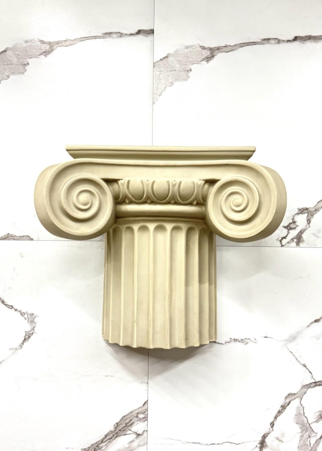 Questa lampade in ceramica, con la sua forma che richiama l’eleganza di un capitello greco, è un omaggio al mondo classico reinterpretato in chiave contemporanea. Il design sinuoso e dettagliato, che riprende gli elementi architettonici tipici