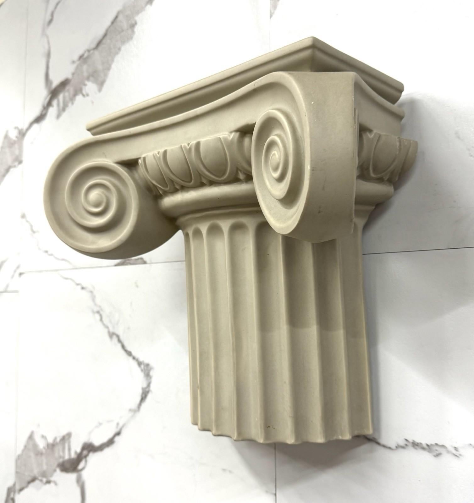 Applique in Ceramica Capitello Greco Anni 80 Lampada Design im Zustand „Hervorragend“ im Angebot in Taranto, IT