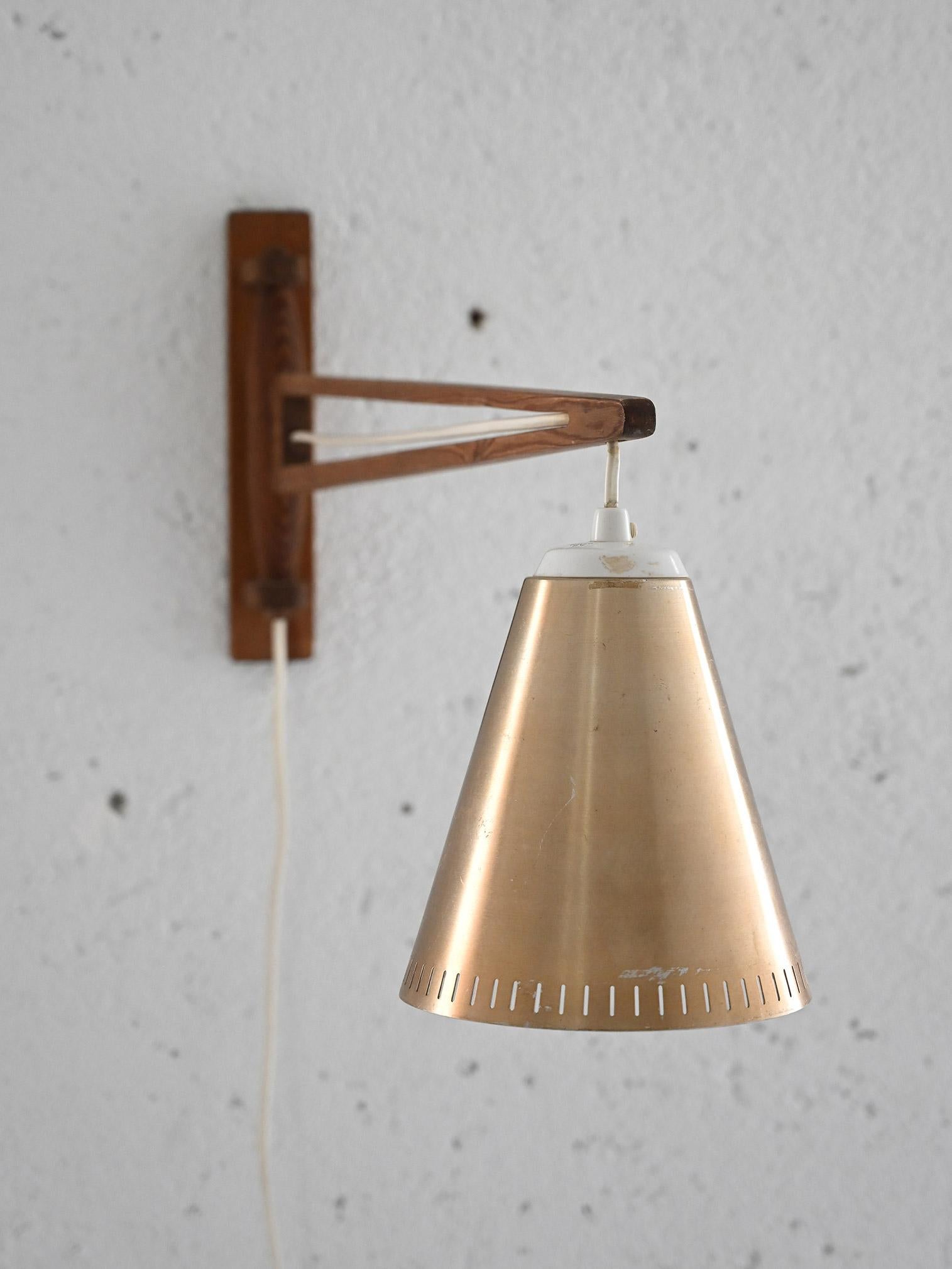 Aplique de madera con brazo pivotante Escandinavo moderno en venta