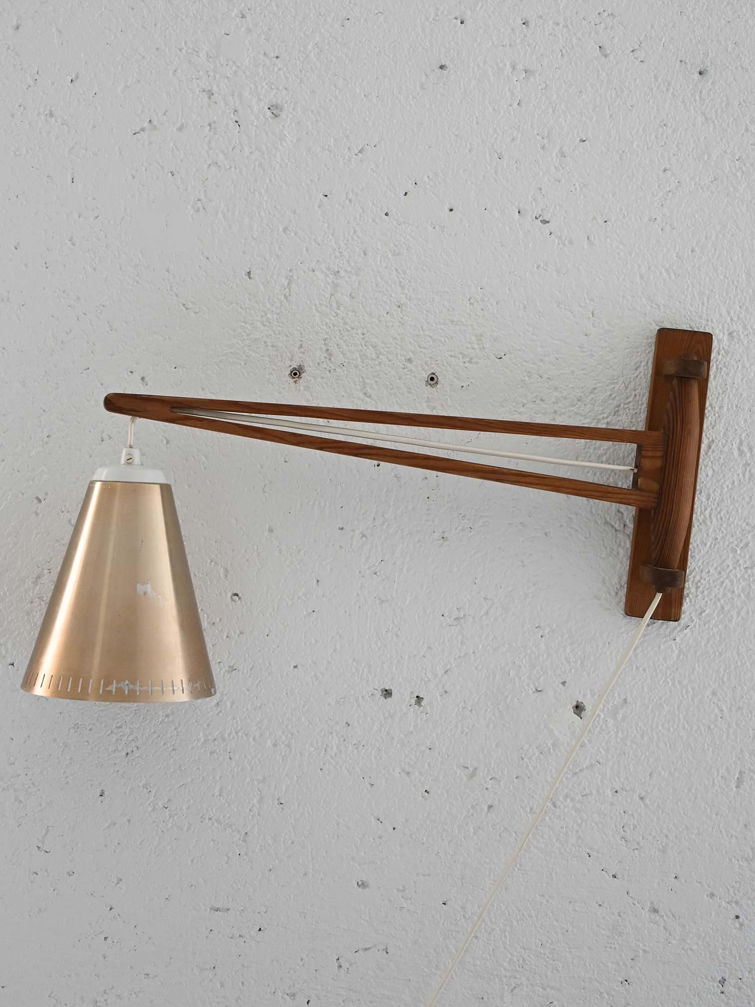 Aplique de madera con brazo pivotante Mid-20th Century en venta