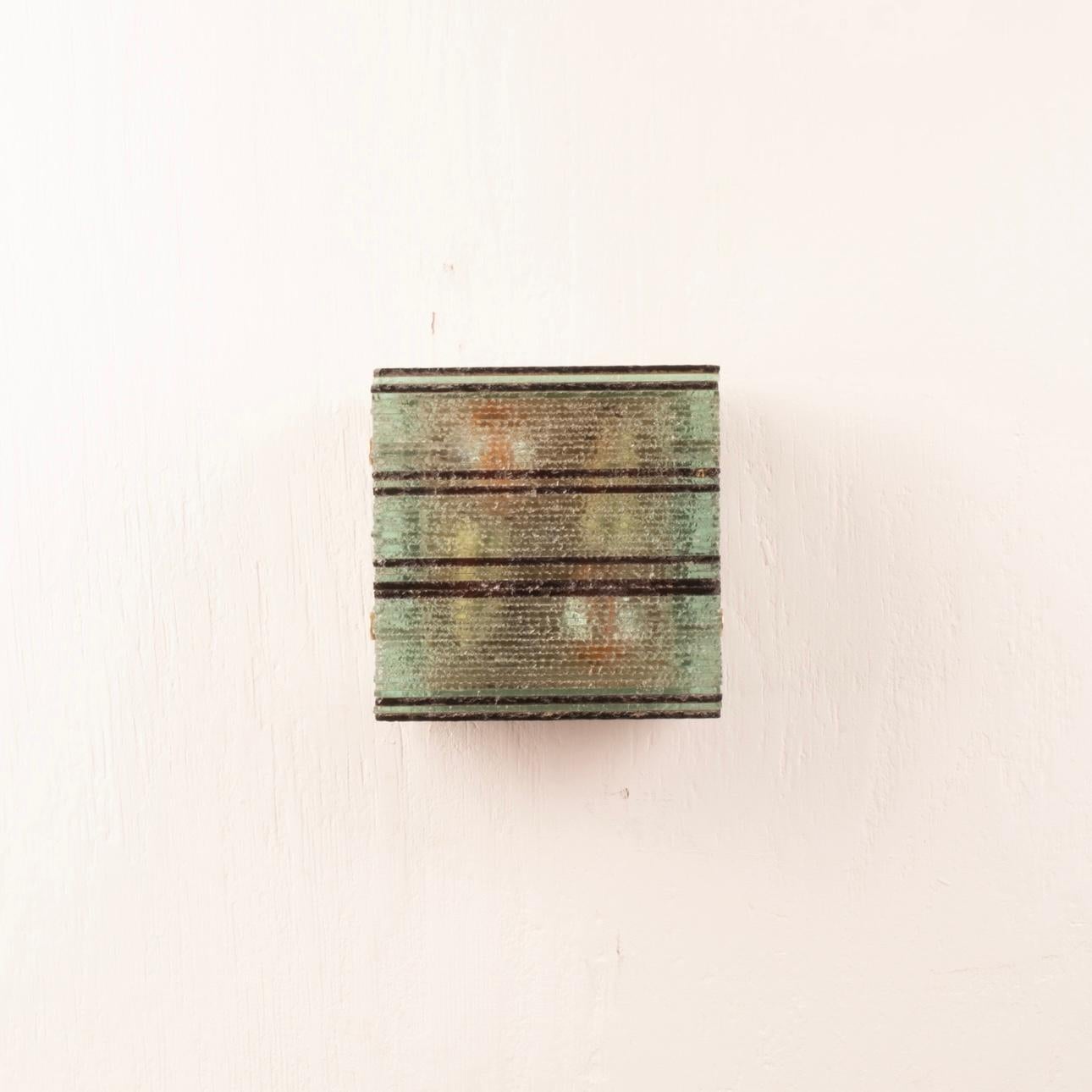 Stunning and rare wall light designed and produced by Albano Poli for the renowned company Poliarte Verona in the 1960s.
It is made of thin overlapping transparent and amber glass pieces, each hand-broken, and comes complete with the original bulb