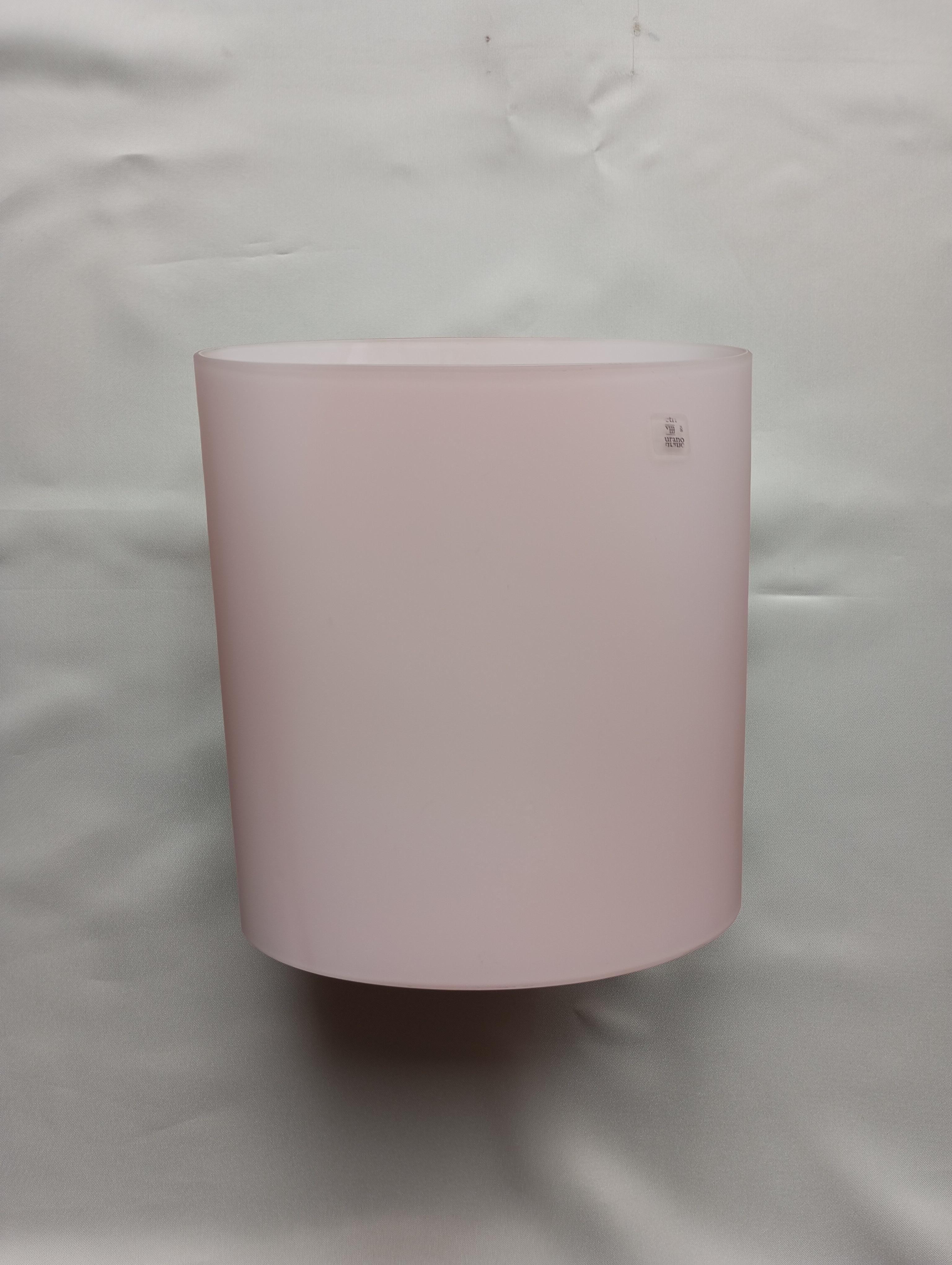 L'applique murale en verre rose de Murano a une forme linéaire et élégante, combinant le savoir-faire artisanal du verre de Murano avec un design contemporain et accrocheur.
La couleur rose mat, très douce et délicate, crée une atmosphère douce et