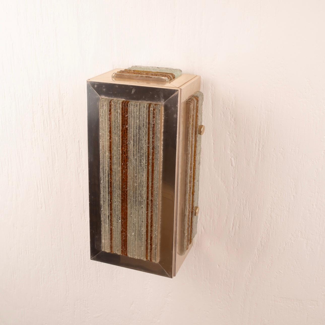 Stunning and rare wall light designed and produced by Albano Poli for the renowned company Poliarte Verona in the 1960s.
It is composed of thin overlapping transparent and amber glass pieces, each hand-broken and set into a chrome lantern frame. The