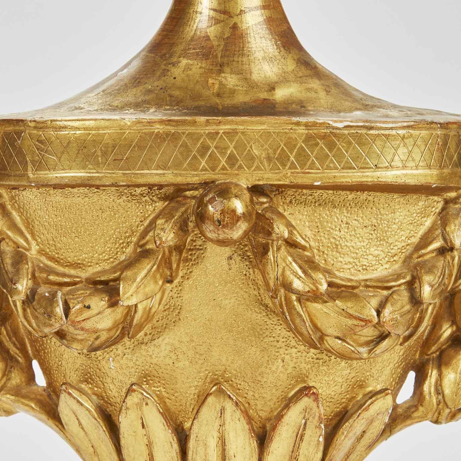 Vergoldete Empire-Applikationslampe Ende des 17. Jahrhunderts aus einer geschnitzten, fein vergoldeten Holzpalmenvase, die in eine Wandleuchte umgewandelt wurde, um sie als Wandlampe zu verwenden. Auf der Rückseite dieser Lampe sind noch die Spuren