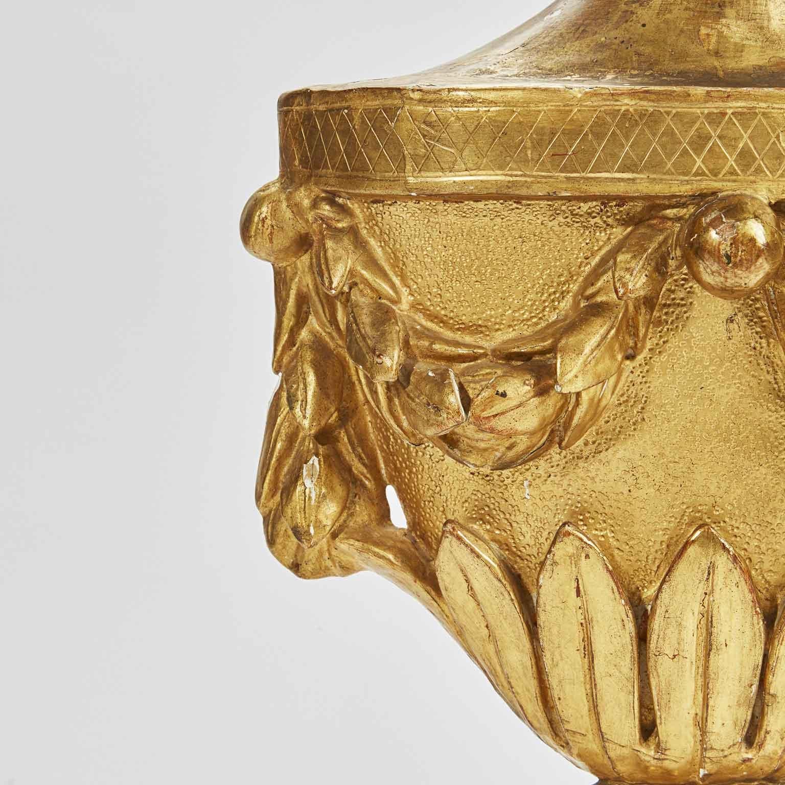 Italienische vergoldetes Holz geschnitzt Empire Vase Applique Circa 1780 (Italian) im Angebot