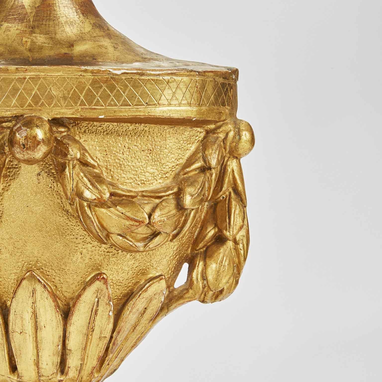 Italienische vergoldetes Holz geschnitzt Empire Vase Applique Circa 1780 (Vergoldet) im Angebot